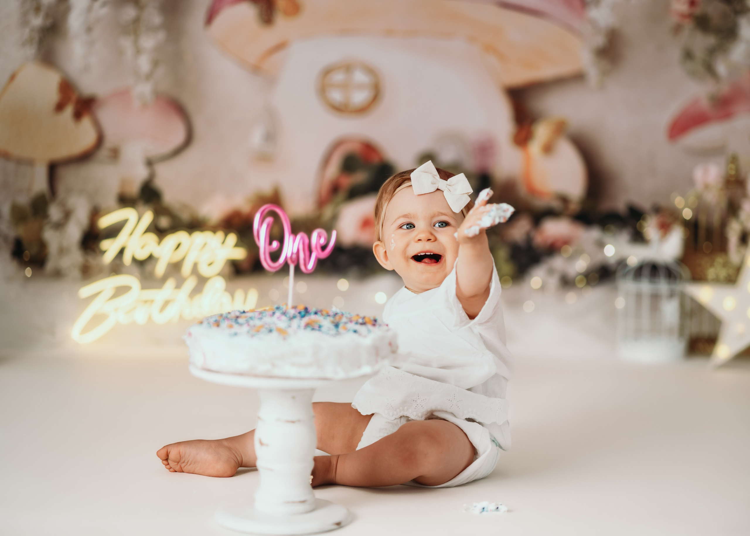 Cake smash slikanje devojčice u roze haljinici sa tortom – Beograd Ledine