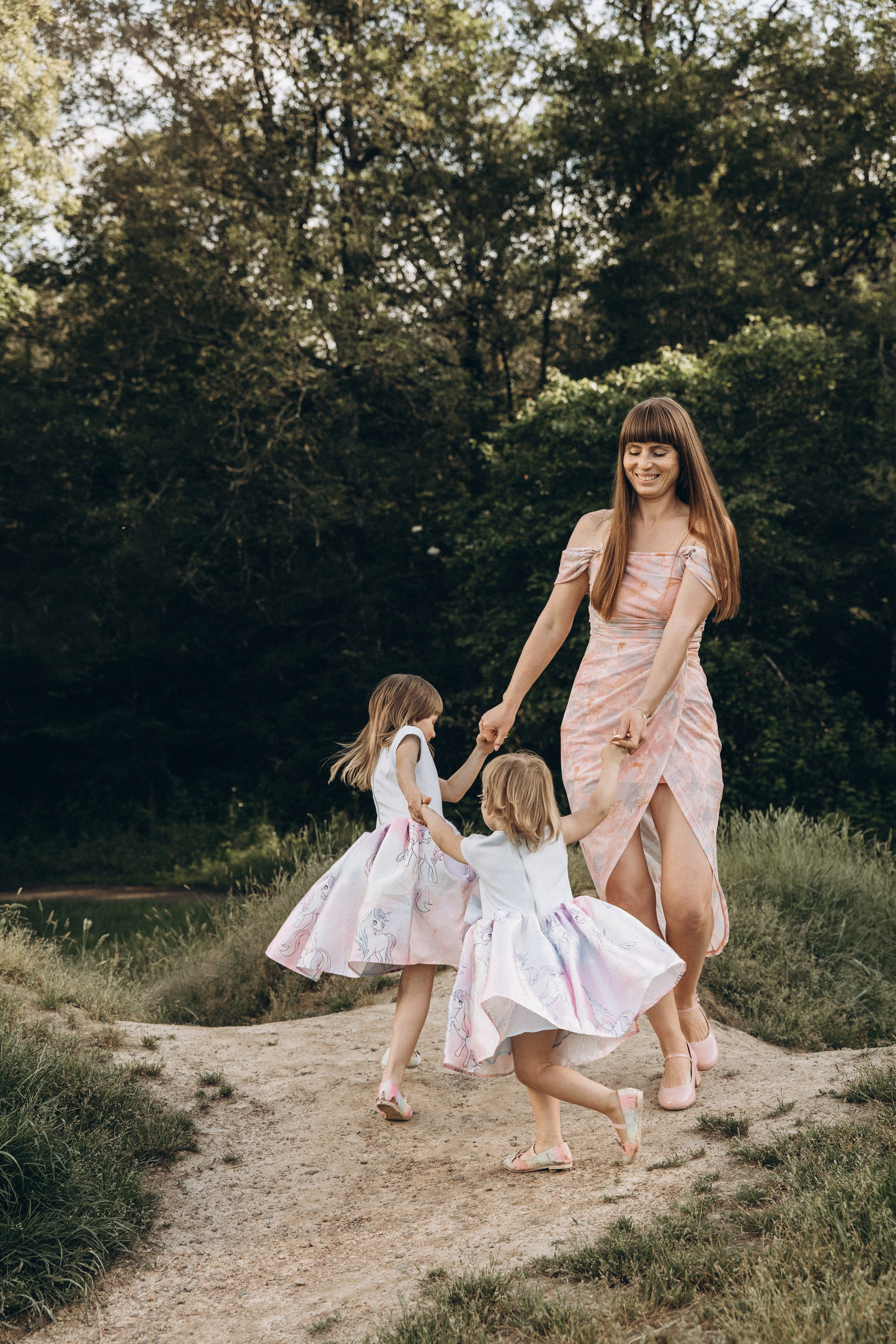 Séance photo en famille Forêt de Bouconne. Eugénie Smirnova — photographe à Toulouse et dans le sud-ouest de la France