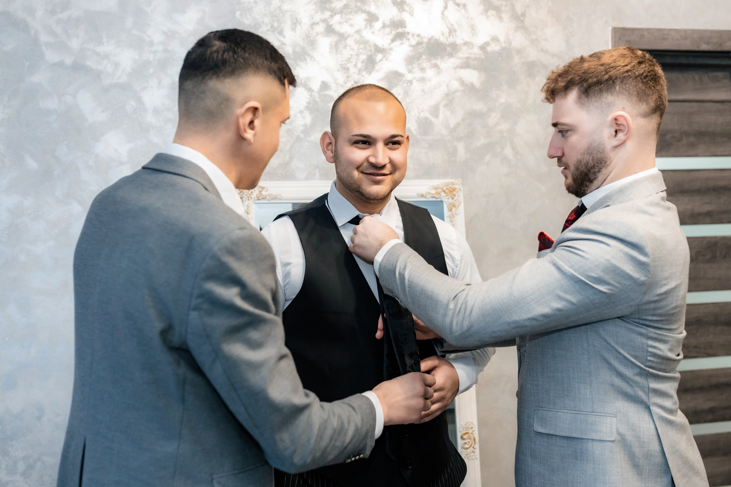 Fotograf nuntă Târgu Neamț – Samuel și Roxana, fotografie autentică realizată de AlinoFotoStudio 2. Fotograf nuntă Iași, Bacău, Suceava și Botoșani – Alin Chirilă surprinzând momente reale de nuntă 3. Fotografie de nuntă cu emoție și credință – AlinoFotoStudio, fotograf povestitor 4. Fotograf profesionist nuntă în Moldova – cadre naturale și pline de emoție 5. Alin Chirilă fotograf nuntă – poveste reală surprinsă prin fotografie 6. Fotograf nuntă cu stil documentar – momente autentice din ziua nunții Pregătiri mireasă acasă – fotografie naturală realizată de Alin Chirilă fotograf nuntă 8. Detalii din ziua nunții – fotograf nuntă Iași și Botoșani, AlinoFotoStudio 9. Emoții din dimineața nunții – fotograf profesionist Moldova 10. Cadre autentice din pregătiri – fotograf nuntă Suceava și Bacău Ceremonie religioasă nuntă – moment emoționant surprins de fotograf Alin Chirilă 12. Nuntă cu valori creștine – fotografie din biserică realizată cu discreție 13. Rugăciune și emoție în ziua nunții – fotograf nuntă Târgu Neamț 14. Legământ în fața lui Dumnezeu – fotografie de nuntă autentică 15. Fotograf nuntă biserică – momente sincere și pline de semnificație Petrecere de nuntă – cadre naturale realizate de AlinoFotoStudio 17. Bucurie și dans la nuntă – fotograf nuntă Iași și împrejurimi 18. Momente autentice de la restaurant – fotograf nuntă Bacău Suceava 19. Atmosferă de nuntă surprinsă discret – Alin Chirilă fotograf -AlinoFotoStudio – fotograf nuntă cu abordare naturală și emoțională 21. Alin Chirilă fotograf – povestitor prin fotografie de nuntă 22. Fotograf nuntă în Moldova – stil documentar și autentic 23. Fotografie de nuntă sinceră și elegantă – AlinoFotoStudio- Fotograf nuntă Iași Bacău Suceava Botoșani – Alin Chirilă AlinoFotoStudio 26. Fotograf nuntă Târgu Neamț și Moldova – fotografie profesională de eveniment 27. Fotograf nuntă cu valori creștine și stil documentar – AlinoFotoStudio - Alin Chirilă – AlinoFotoStudio Fotograf nuntă Iași • Bacău • Suceava • Botoșani - Samuel & Roxana, Târgu Neamț -Momente reale, trăite sincer și păstrate pentru totdeauna.