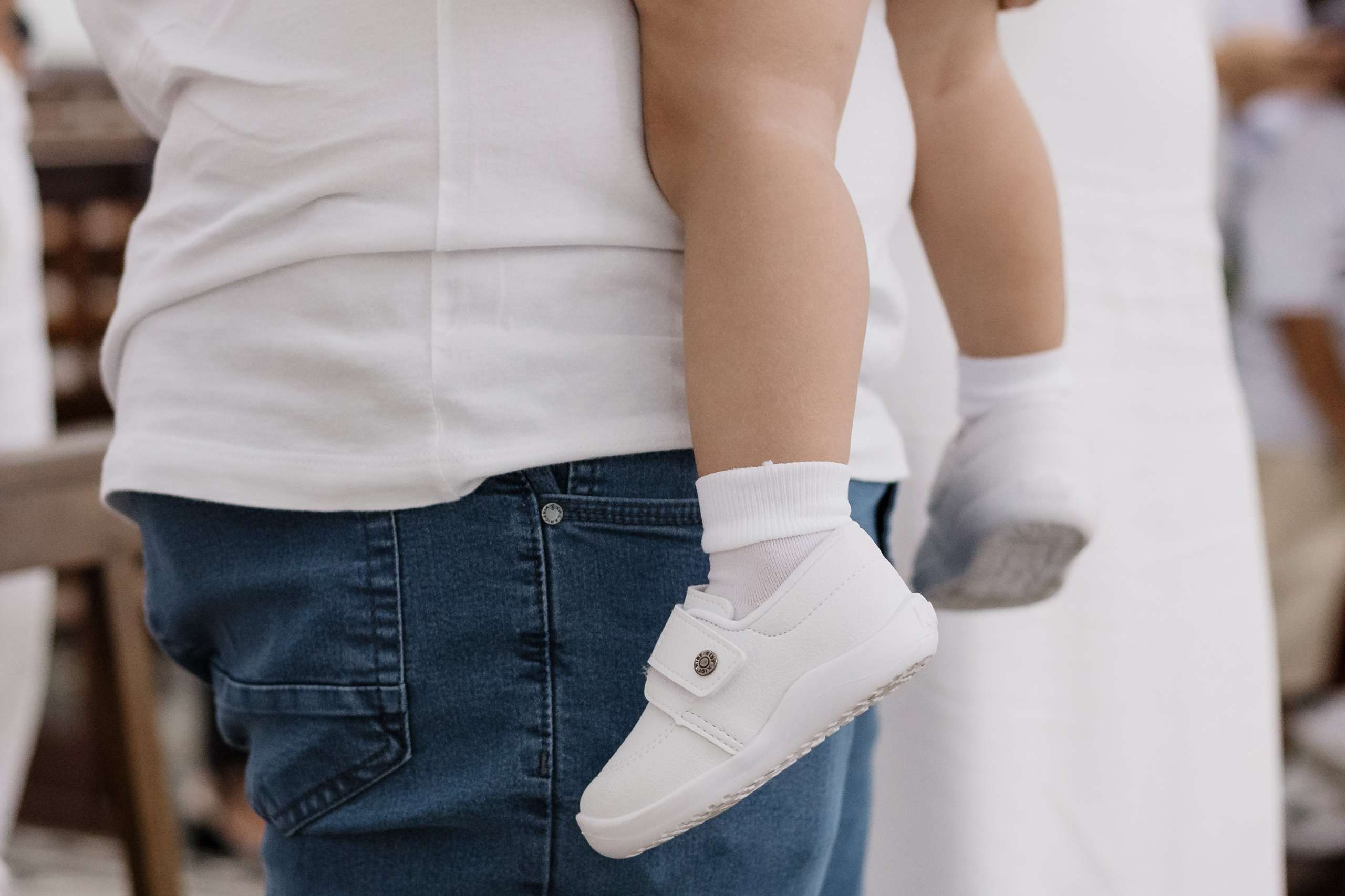 Detalhe do sapatinho do bebê em cerimônia de batismo