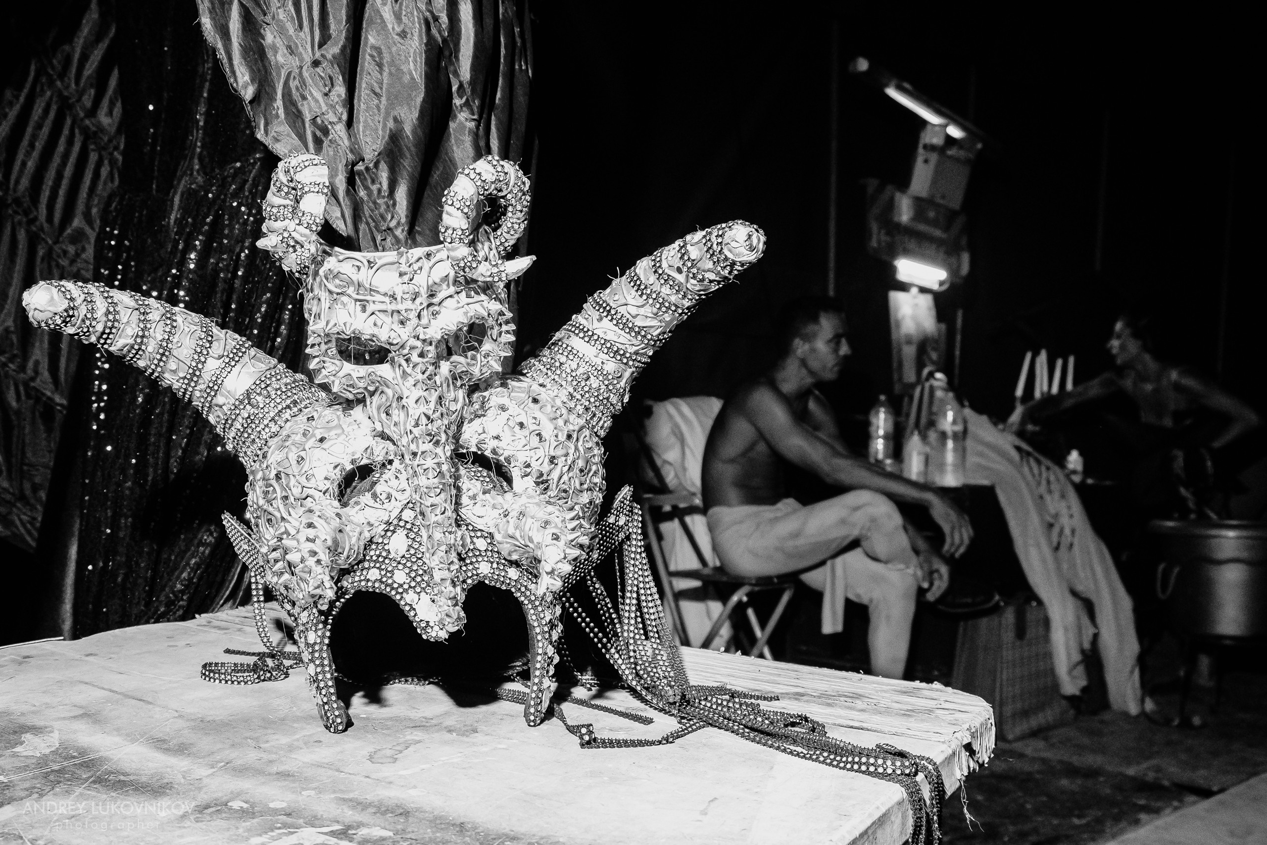 Sesión de fotos entre bastidores en El Circo Encantado: la vida de los artistas tras bambalinas