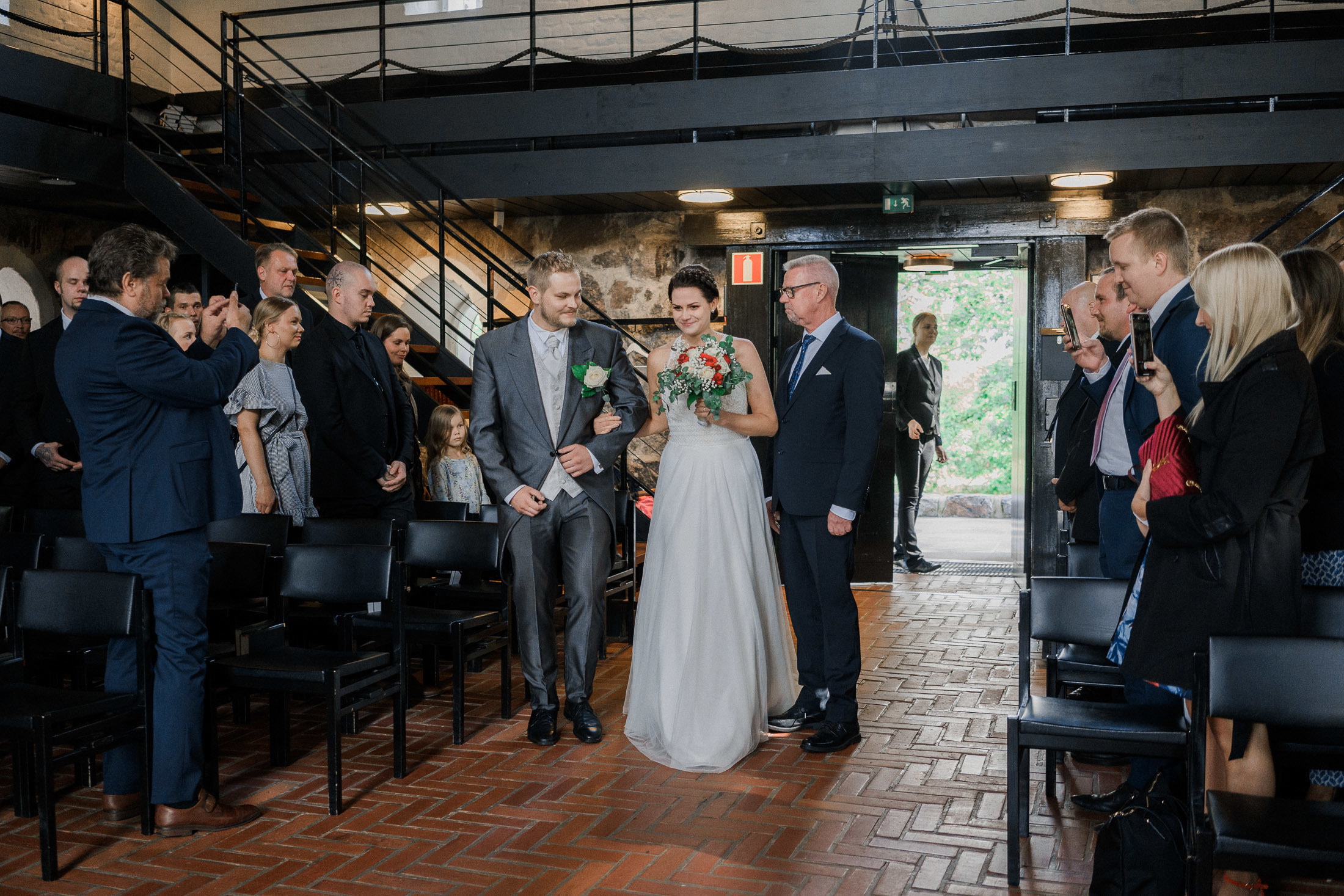 Hääkivaaja Helsingissä, vihkikuvaus Puotilan kappeli