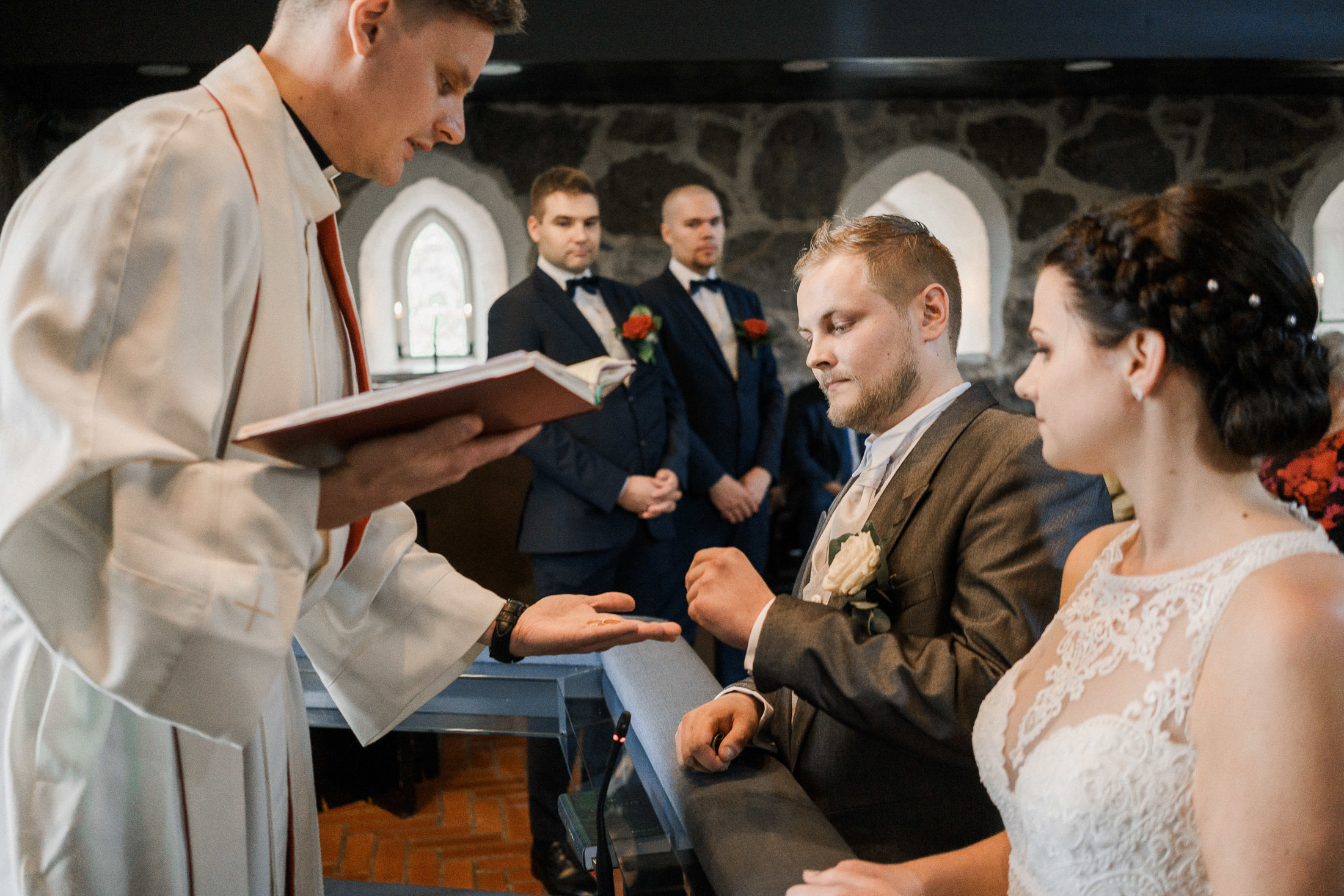 Hääkivaaja Helsingissä, vihkikuvaus Puotilan kappeli