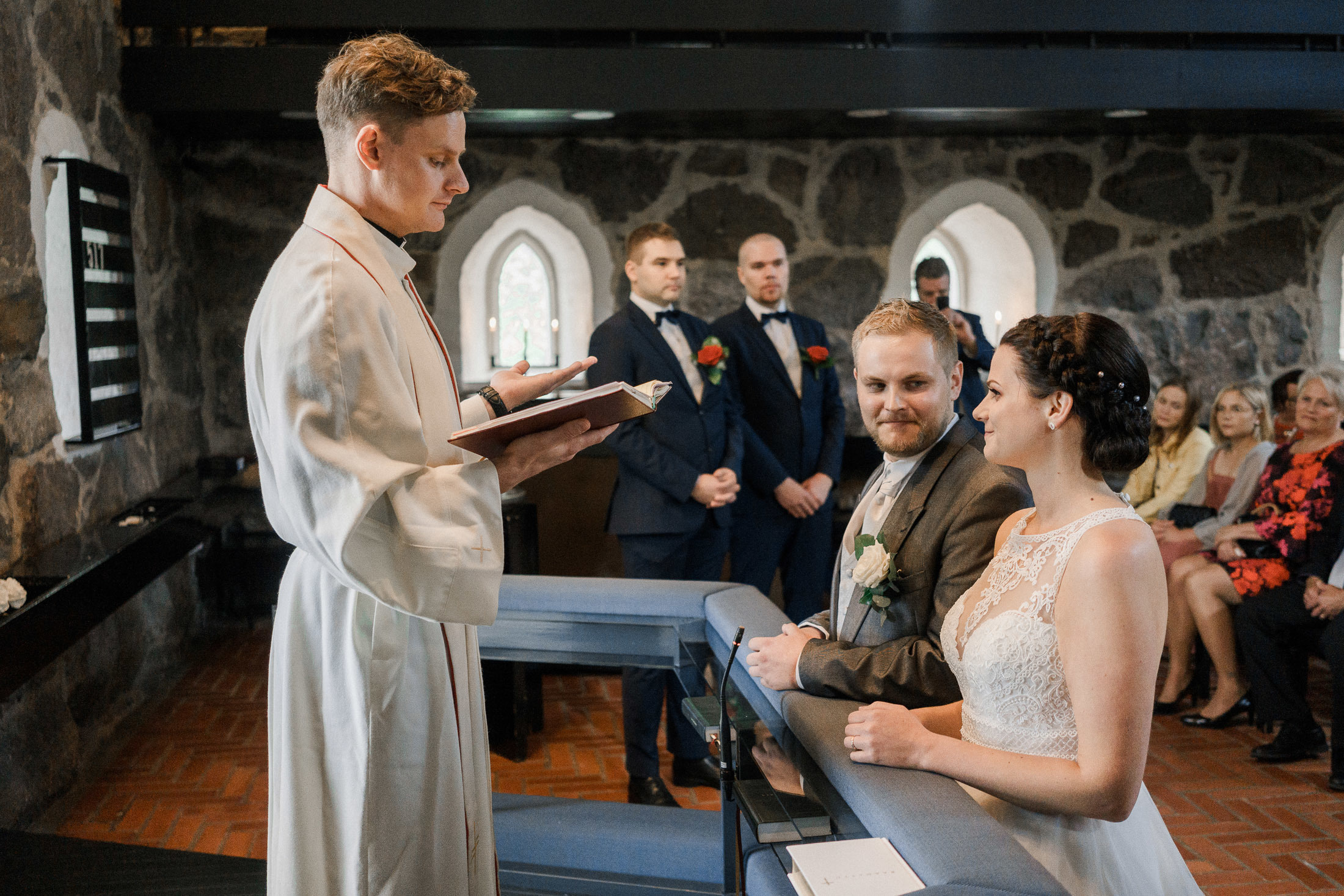 Hääkivaaja Helsingissä, vihkikuvaus Puotilan kappeli