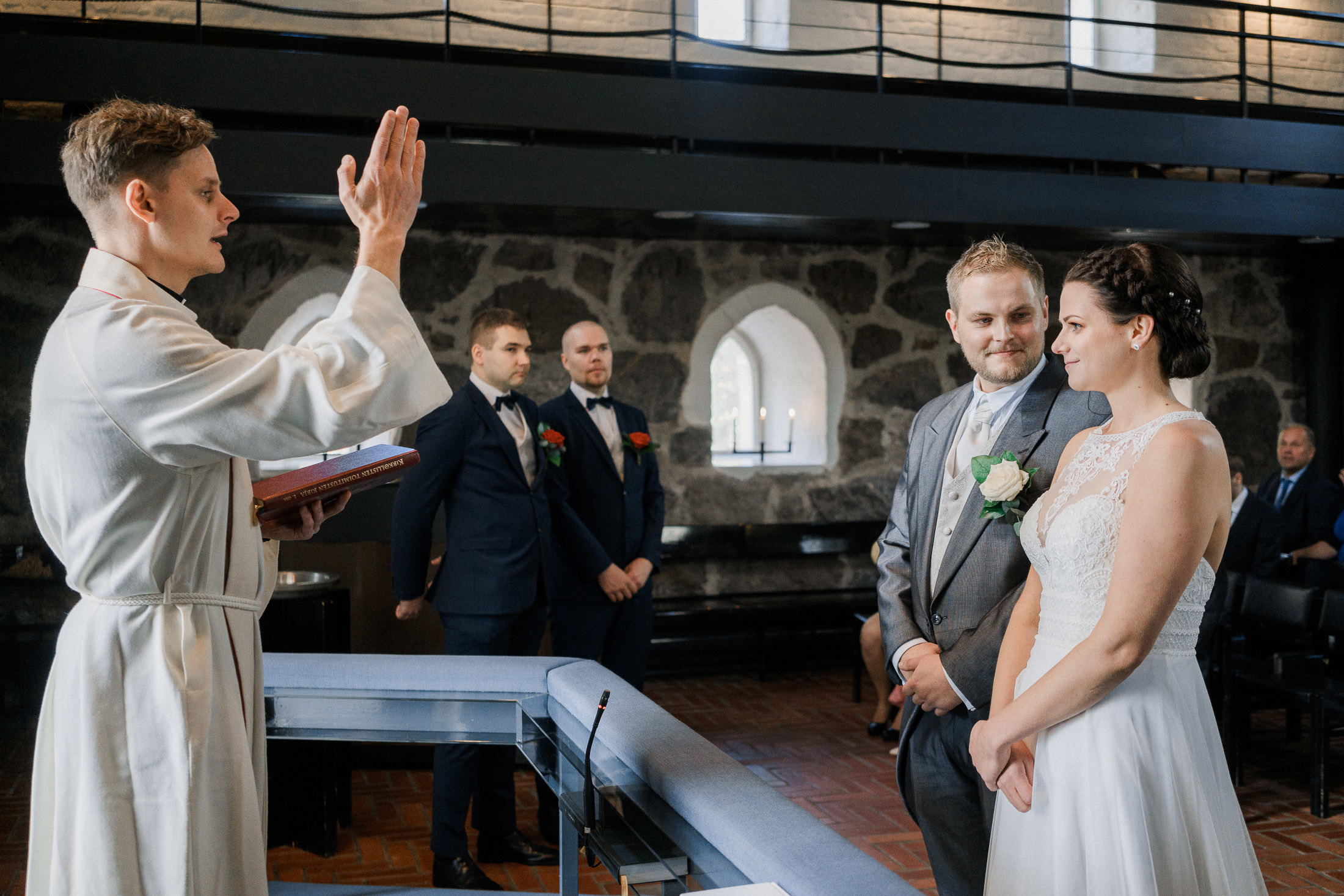 Hääkivaaja Helsingissä, vihkikuvaus Puotilan kappeli