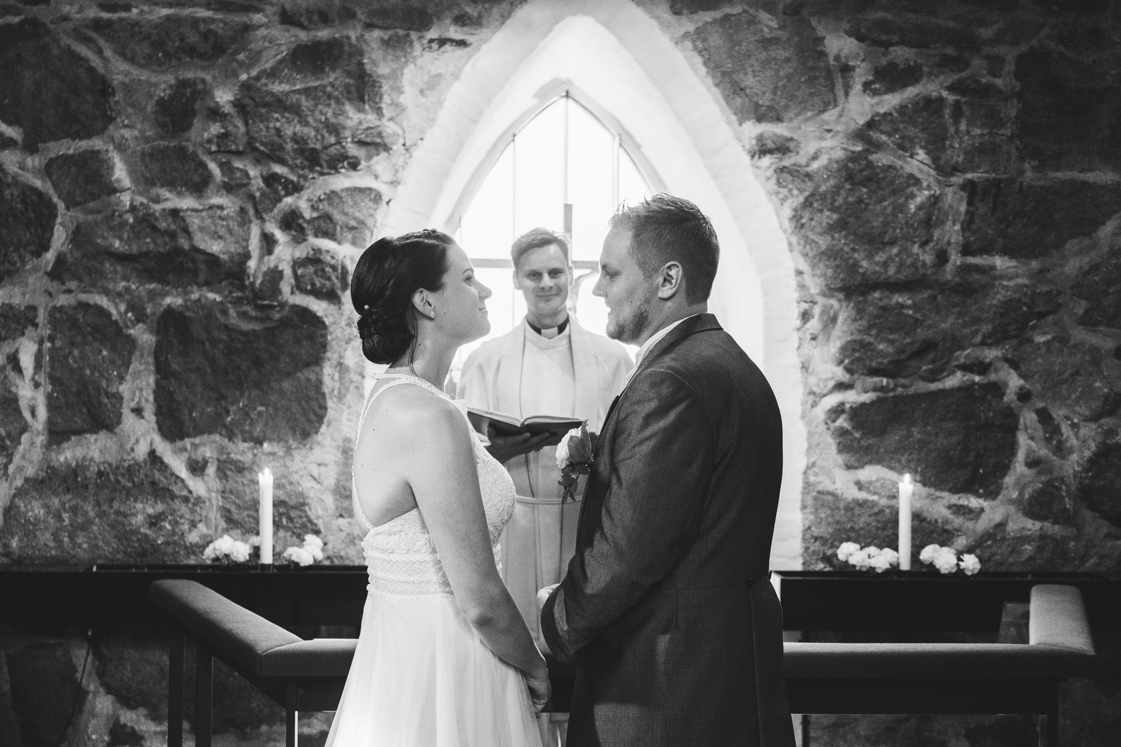 Hääkivaaja Helsingissä, vihkikuvaus Puotilan kappeli