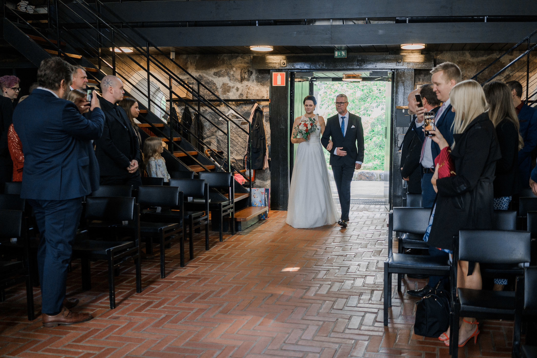 Hääkivaaja Helsingissä, vihkikuvaus Puotilan kappeli