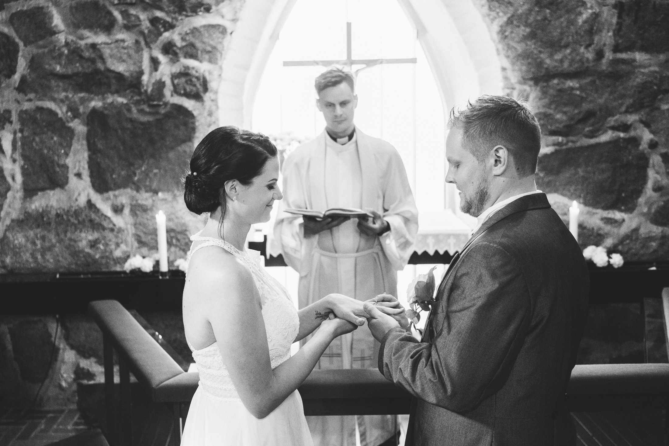 Hääkivaaja Helsingissä, vihkikuvaus Puotilan kappeli