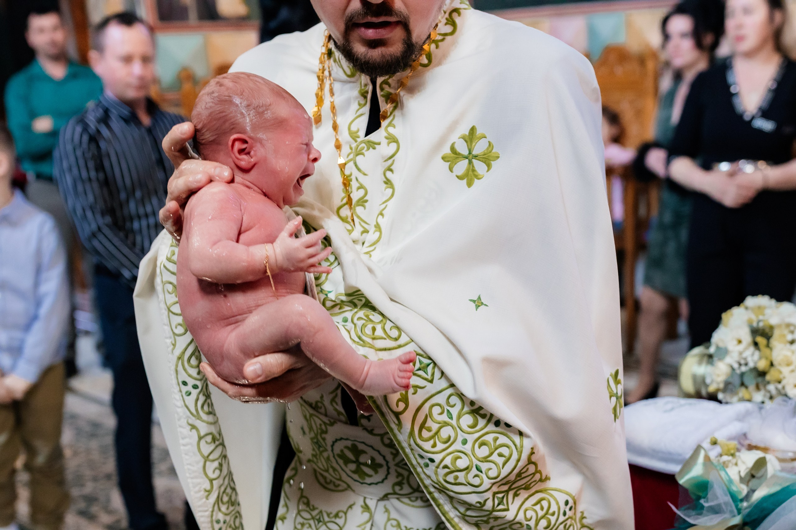 - Preotul ținându-l pe micuțul Mathias Gabriel la botez, în biserica Înălțarea Domnului, Copălău  - Detalii de la botezul lui Mathias – lumânare, trusou și icoană  - Familia lui Mathias Gabriel alături de micuț, în ziua botezului  - Portret emoționant cu mama și bebelușul în brațe, în biserică,fotograf profesionist evenimente Botoșani, Iași, Suceava, Fălticeni, Bacău, Pașcani, Roman - AlinoFotoStudio by Alin Chirilă - servicii foto nuntă, botez, cununie, ședințe foto creative, albume personalizate, fotografii emoționante și calitative pentru cele mai importante momente din viață,fotograf nuntă Botoșani Alin Chirilă,  ședință foto botez Iași - AlinoFotoStudio,  servicii fotograf profesionist evenimente Suceava,  fotograf cununie civilă Fălticeni - Alin Chirilă,  album foto nuntă personalizat Bacău.“Bebeluș botezat în biserică, ținut în brațe de nași”	•	“Detaliu cu lumânarea de botez decorată cu flori albe”	•	“Părinți emoționați alături de copilul lor la ceremonia de botez”	•	“Masa festivă de botez cu decor tematic și tort personalizat”	•	“Momentul în care preotul toarnă apă sfințită pe fruntea bebelușului”	“Bebeluș în rochie albă de botez, zâmbind în brațele mamei”	•	“Detaliu cu cruciulița de botez așezată pe o pernă de satin”	•	“Părinți și nași aprinzând lumânările în timpul ceremoniei de botez”	•	“Tort de botez decorat cu figurine tematice și numele copilului”	•	“Copil botezat dormind liniștit în pătuțul decorat festiv”	•	“Momentul în care preotul binecuvântează copilul în fața altarului”	•	“Invitați adunându-se în jurul mesei festive la petrecerea de botez”	•	“Bebeluș ținând în mână o jucărie personalizată primită la botez”	•	“Familie fericită pozând împreună după ceremonia de botez”	•	“Decor tematic cu baloane și flori la locația petrecerii de botez” fotograf Botoșani fotograf evenimente fotograf botez Alin Chirila fotograf alinofotostudio.fotograf botez Amelis Maria, fotografie botez Botoșani, fotograf Alin Chirilă, amintiri botez, fotografii botez, botez Amelis Maria, fotograf copii, fotografie botez în Botoșani,