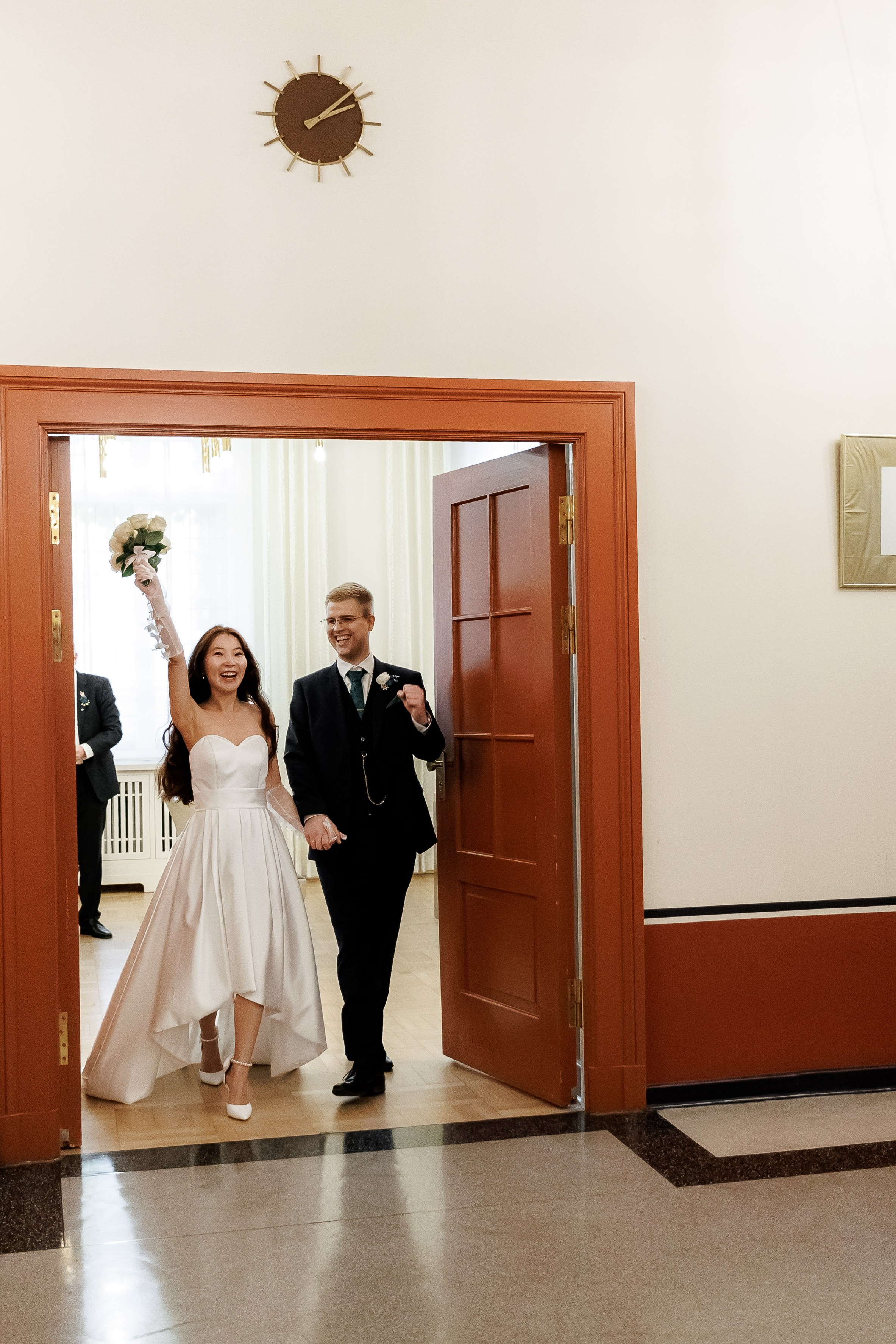 Eine intime Feier vor der großen Hochzeit: Solongo und Victor im Standesamt Spandau. Hochzeitsfotografie in Berlin Nataliia Schütze