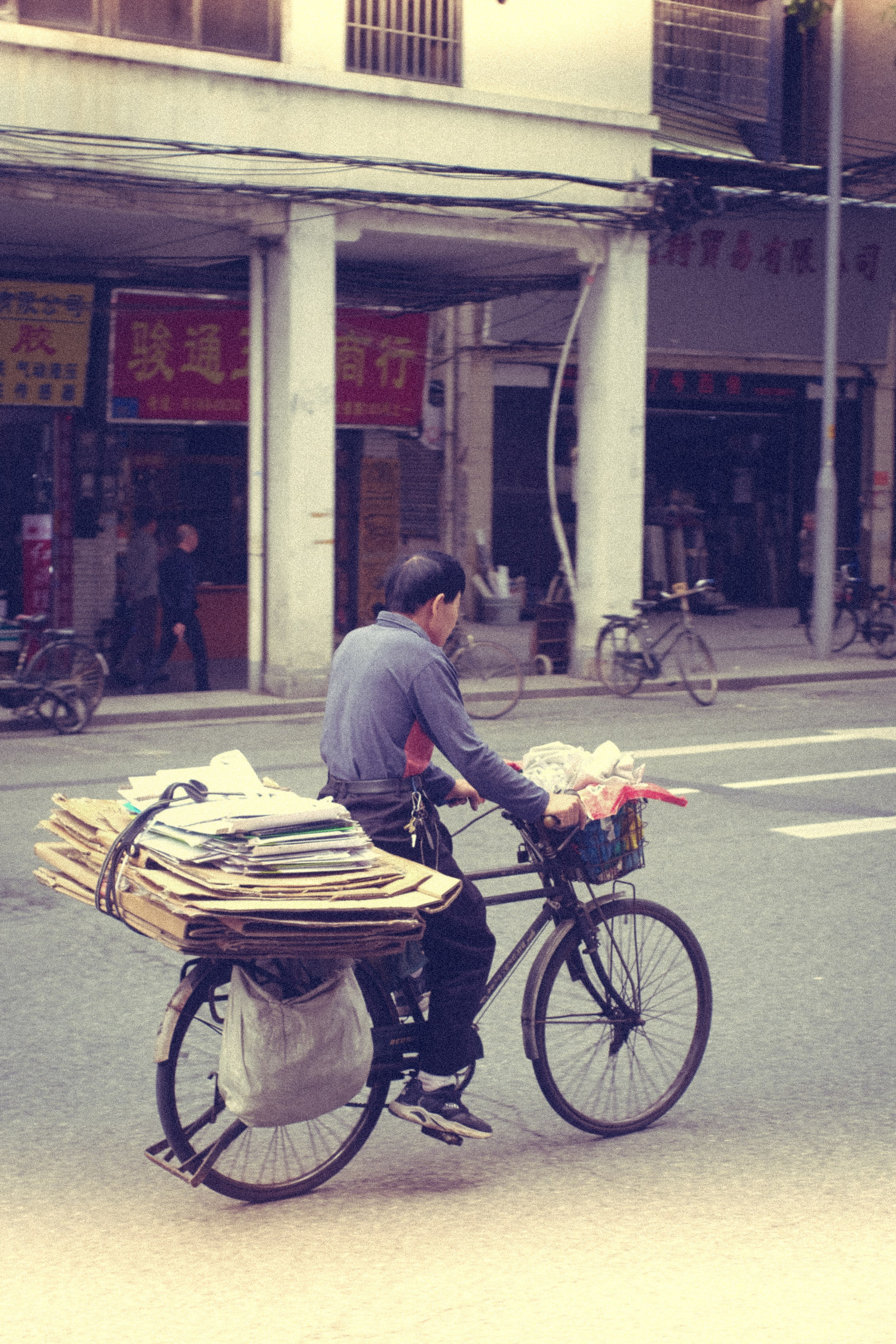 The Life of the Others | Guangzhou City | FUJIFILM XPRO-3 + MIR-1 37MM F2.8 | Yukophotography