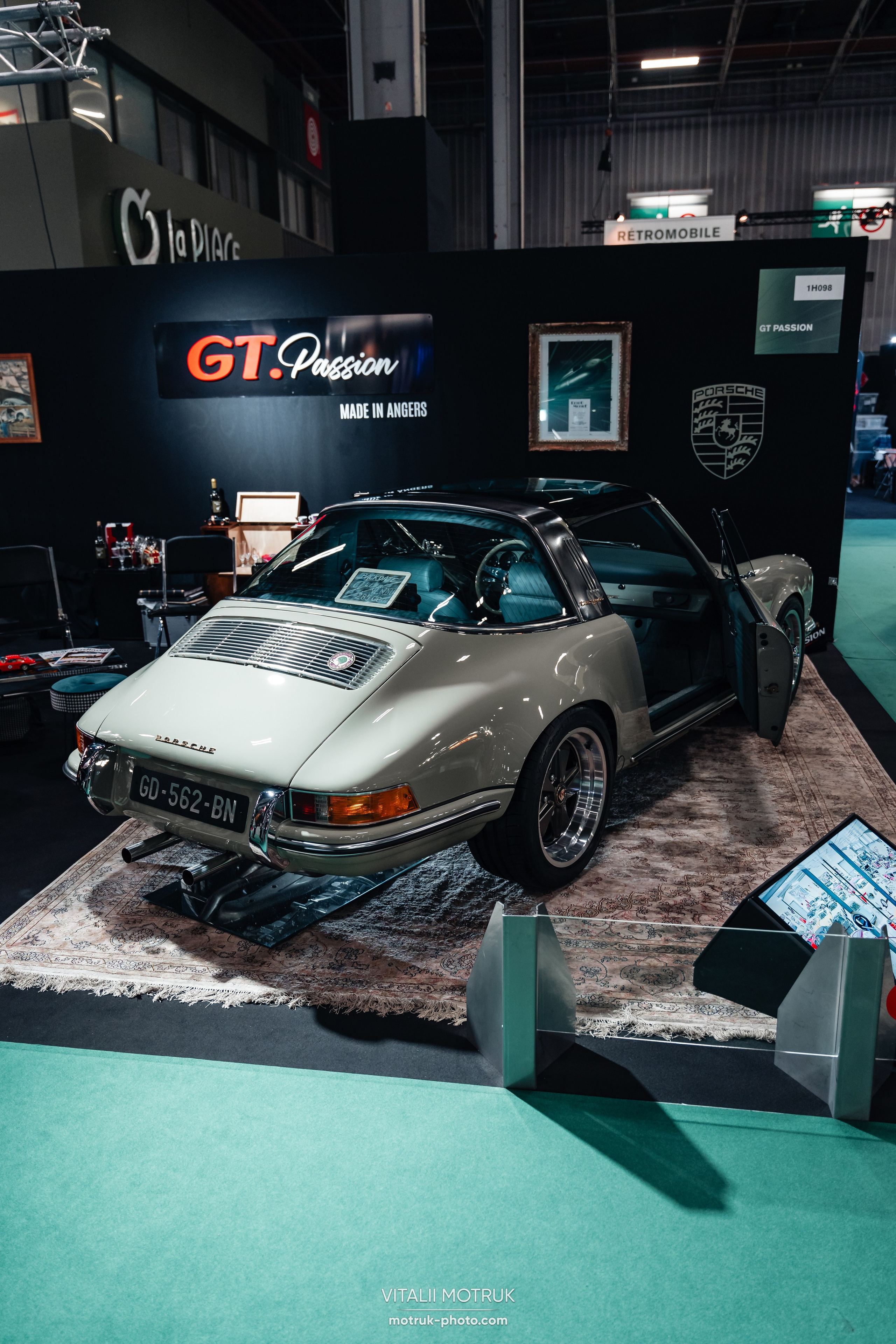 Retromobile-2024. Photographe de voitures à Paris — Vitalii Motruk