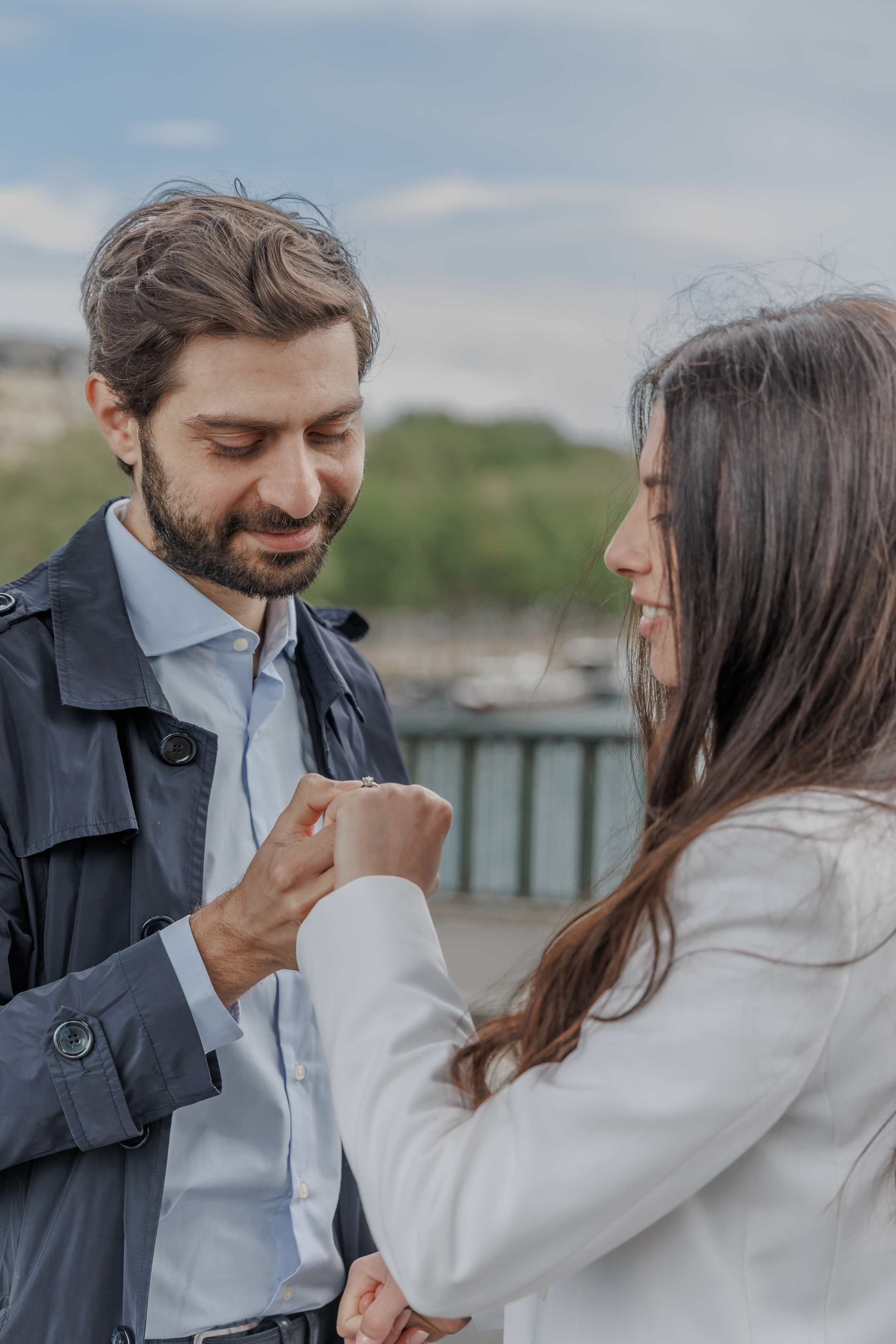 Bir-Hakeim Bridge in Paris — The Iconic Location for Luxury Proposal & Elopement Photography. Photographe à Paris