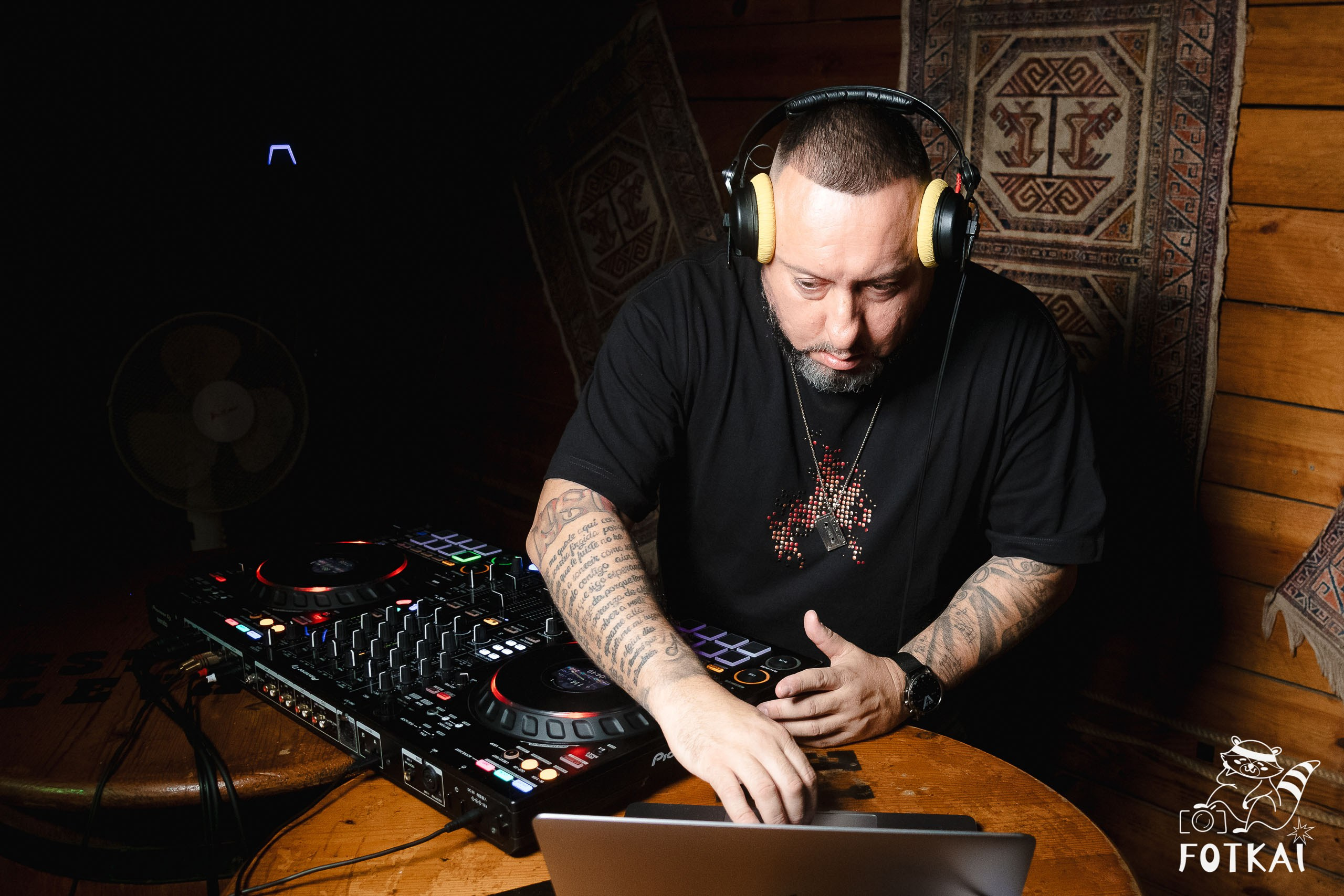 Fiesta Víspera de Festivo en El Paso Rock Bar – Hip Hop Old School | Reportaje fotográfico 08.10.2025 | FOTKAI