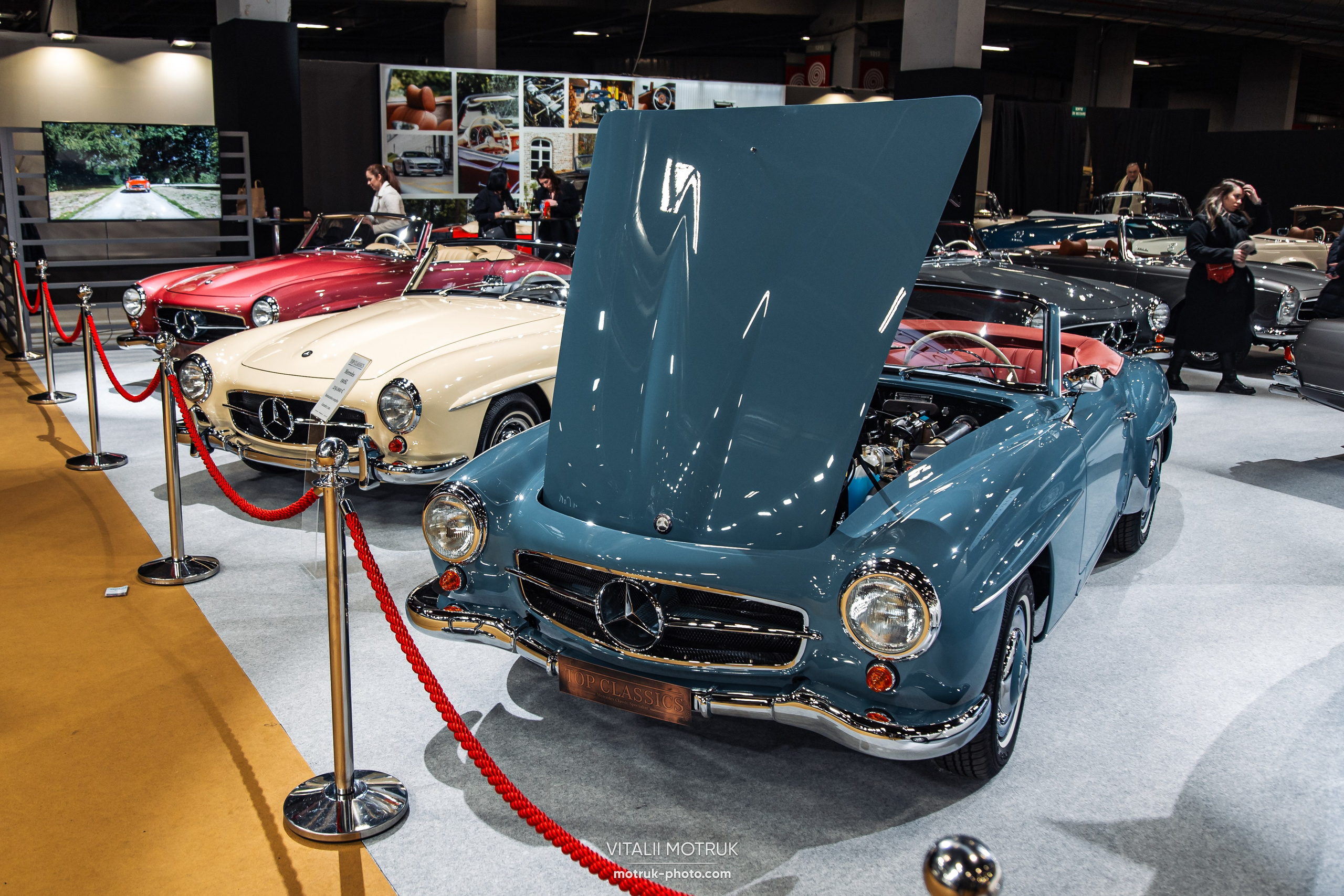 Retromobile 2023. Photographe de voitures à Paris — Vitalii Motruk