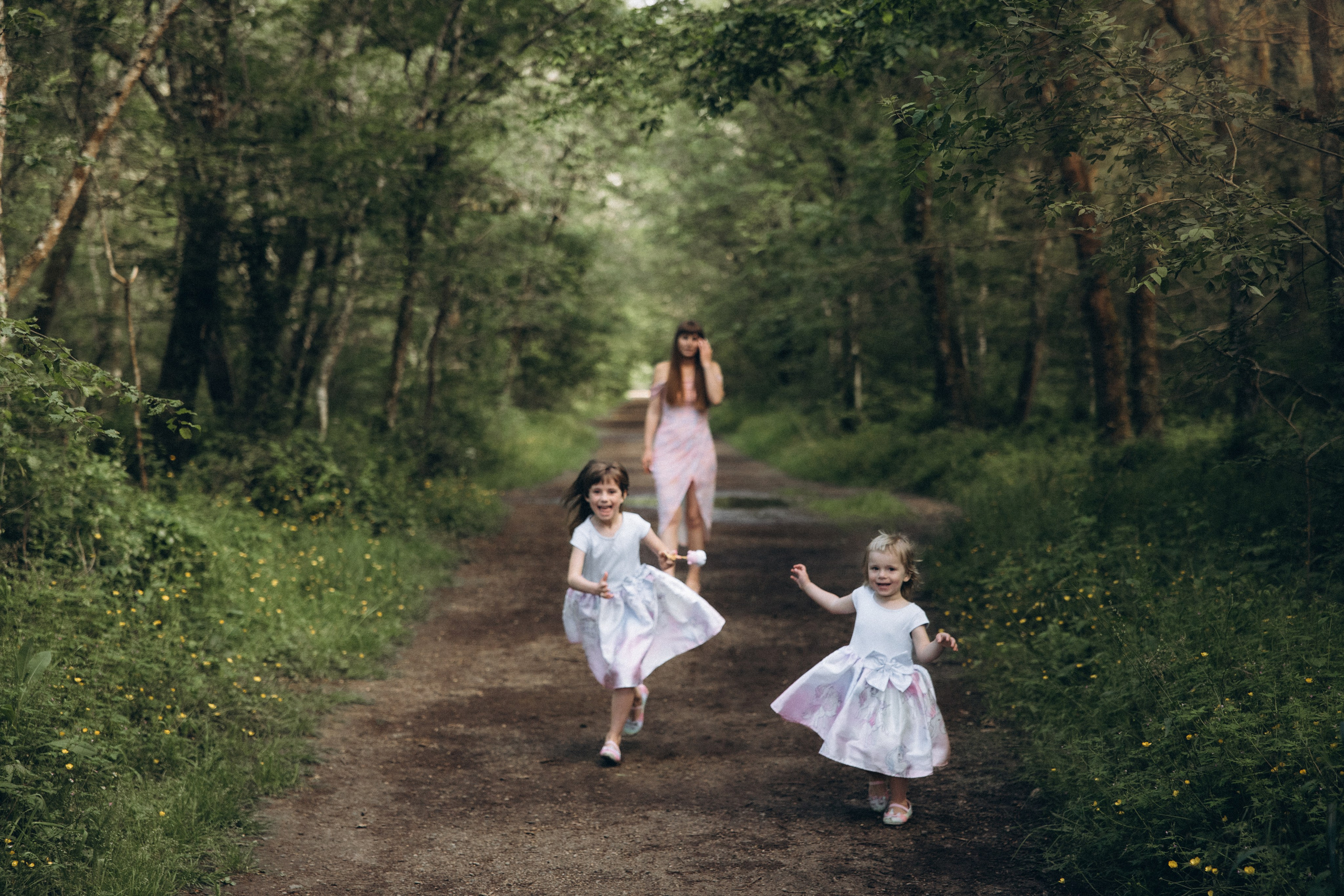 Séance photo en famille Forêt de Bouconne. Eugénie Smirnova — photographe à Toulouse et dans le sud-ouest de la France