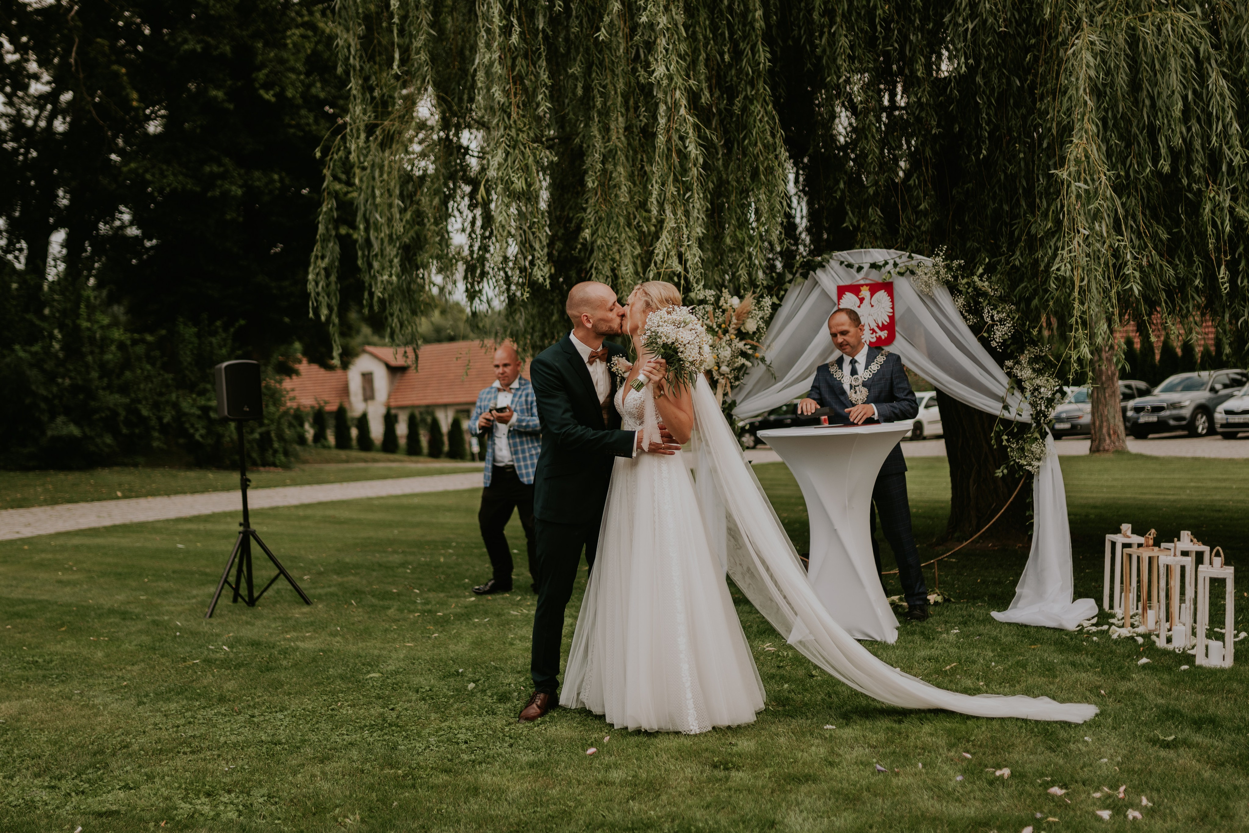 Dwór Wierzbno: plenerowy ślub pod wierzbą. Karkowskafoto - fotografia miłości