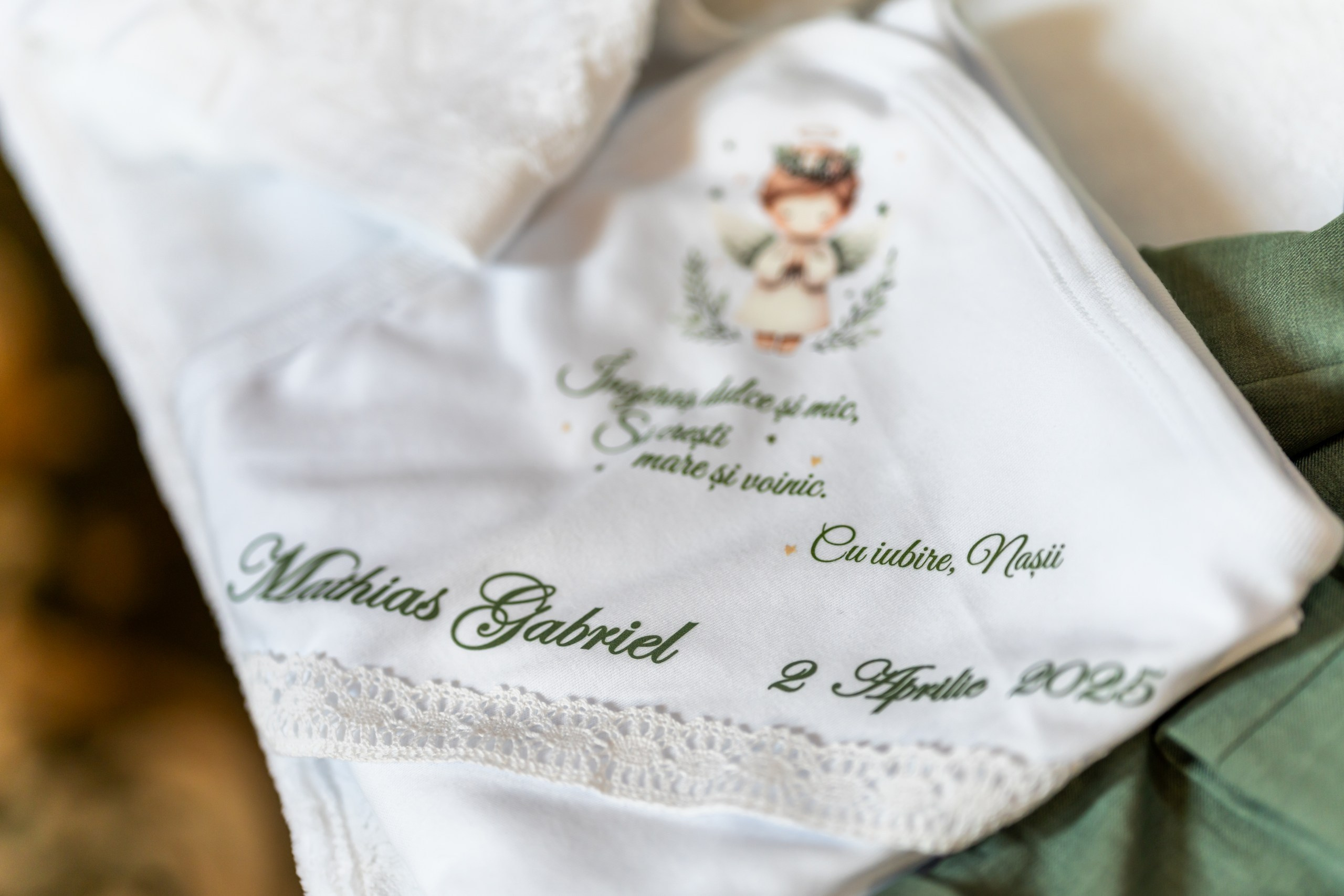 - Preotul ținându-l pe micuțul Mathias Gabriel la botez, în biserica Înălțarea Domnului, Copălău  - Detalii de la botezul lui Mathias – lumânare, trusou și icoană  - Familia lui Mathias Gabriel alături de micuț, în ziua botezului  - Portret emoționant cu mama și bebelușul în brațe, în biserică,fotograf profesionist evenimente Botoșani, Iași, Suceava, Fălticeni, Bacău, Pașcani, Roman - AlinoFotoStudio by Alin Chirilă - servicii foto nuntă, botez, cununie, ședințe foto creative, albume personalizate, fotografii emoționante și calitative pentru cele mai importante momente din viață,fotograf nuntă Botoșani Alin Chirilă,  ședință foto botez Iași - AlinoFotoStudio,  servicii fotograf profesionist evenimente Suceava,  fotograf cununie civilă Fălticeni - Alin Chirilă,  album foto nuntă personalizat Bacău.“Bebeluș botezat în biserică, ținut în brațe de nași”	•	“Detaliu cu lumânarea de botez decorată cu flori albe”	•	“Părinți emoționați alături de copilul lor la ceremonia de botez”	•	“Masa festivă de botez cu decor tematic și tort personalizat”	•	“Momentul în care preotul toarnă apă sfințită pe fruntea bebelușului”	“Bebeluș în rochie albă de botez, zâmbind în brațele mamei”	•	“Detaliu cu cruciulița de botez așezată pe o pernă de satin”	•	“Părinți și nași aprinzând lumânările în timpul ceremoniei de botez”	•	“Tort de botez decorat cu figurine tematice și numele copilului”	•	“Copil botezat dormind liniștit în pătuțul decorat festiv”	•	“Momentul în care preotul binecuvântează copilul în fața altarului”	•	“Invitați adunându-se în jurul mesei festive la petrecerea de botez”	•	“Bebeluș ținând în mână o jucărie personalizată primită la botez”	•	“Familie fericită pozând împreună după ceremonia de botez”	•	“Decor tematic cu baloane și flori la locația petrecerii de botez” fotograf Botoșani fotograf evenimente fotograf botez Alin Chirila fotograf alinofotostudio.fotograf botez Amelis Maria, fotografie botez Botoșani, fotograf Alin Chirilă, amintiri botez, fotografii botez, botez Amelis Maria, fotograf copii, fotografie botez în Botoșani,