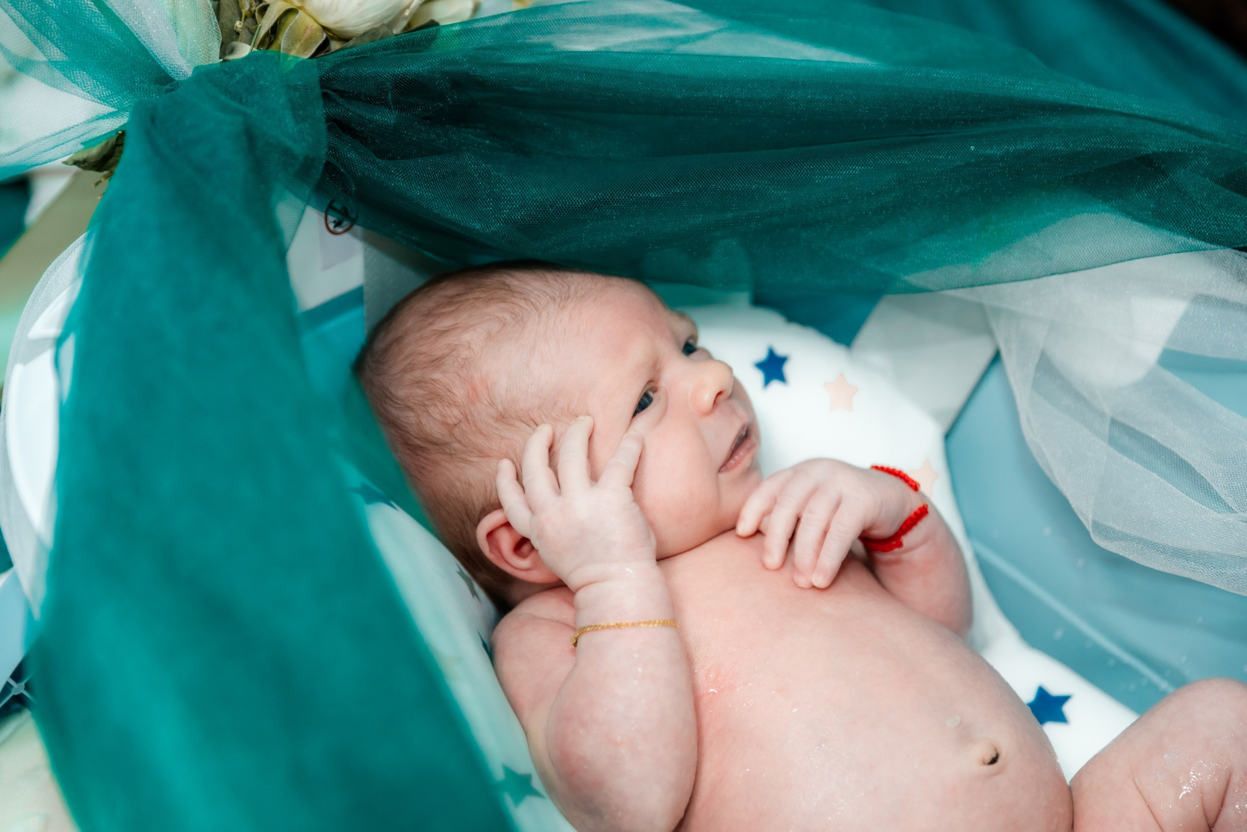 - Preotul ținându-l pe micuțul Mathias Gabriel la botez, în biserica Înălțarea Domnului, Copălău  - Detalii de la botezul lui Mathias – lumânare, trusou și icoană  - Familia lui Mathias Gabriel alături de micuț, în ziua botezului  - Portret emoționant cu mama și bebelușul în brațe, în biserică,fotograf profesionist evenimente Botoșani, Iași, Suceava, Fălticeni, Bacău, Pașcani, Roman - AlinoFotoStudio by Alin Chirilă - servicii foto nuntă, botez, cununie, ședințe foto creative, albume personalizate, fotografii emoționante și calitative pentru cele mai importante momente din viață,fotograf nuntă Botoșani Alin Chirilă,  ședință foto botez Iași - AlinoFotoStudio,  servicii fotograf profesionist evenimente Suceava,  fotograf cununie civilă Fălticeni - Alin Chirilă,  album foto nuntă personalizat Bacău.“Bebeluș botezat în biserică, ținut în brațe de nași”	•	“Detaliu cu lumânarea de botez decorată cu flori albe”	•	“Părinți emoționați alături de copilul lor la ceremonia de botez”	•	“Masa festivă de botez cu decor tematic și tort personalizat”	•	“Momentul în care preotul toarnă apă sfințită pe fruntea bebelușului”	“Bebeluș în rochie albă de botez, zâmbind în brațele mamei”	•	“Detaliu cu cruciulița de botez așezată pe o pernă de satin”	•	“Părinți și nași aprinzând lumânările în timpul ceremoniei de botez”	•	“Tort de botez decorat cu figurine tematice și numele copilului”	•	“Copil botezat dormind liniștit în pătuțul decorat festiv”	•	“Momentul în care preotul binecuvântează copilul în fața altarului”	•	“Invitați adunându-se în jurul mesei festive la petrecerea de botez”	•	“Bebeluș ținând în mână o jucărie personalizată primită la botez”	•	“Familie fericită pozând împreună după ceremonia de botez”	•	“Decor tematic cu baloane și flori la locația petrecerii de botez” fotograf Botoșani fotograf evenimente fotograf botez Alin Chirila fotograf alinofotostudio.fotograf botez Amelis Maria, fotografie botez Botoșani, fotograf Alin Chirilă, amintiri botez, fotografii botez, botez Amelis Maria, fotograf copii, fotografie botez în Botoșani,