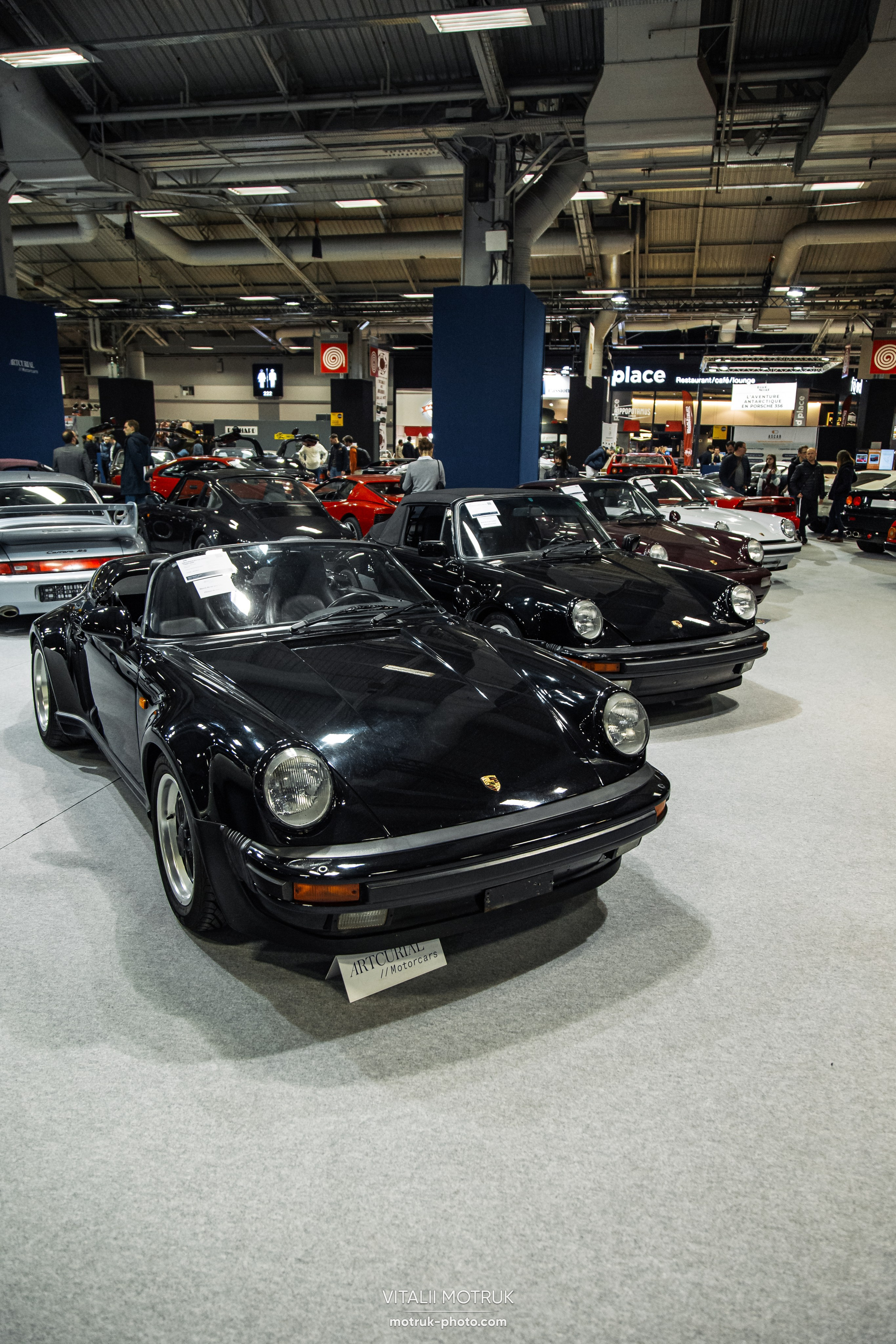 Retromobile 2023. Photographe de voitures à Paris — Vitalii Motruk