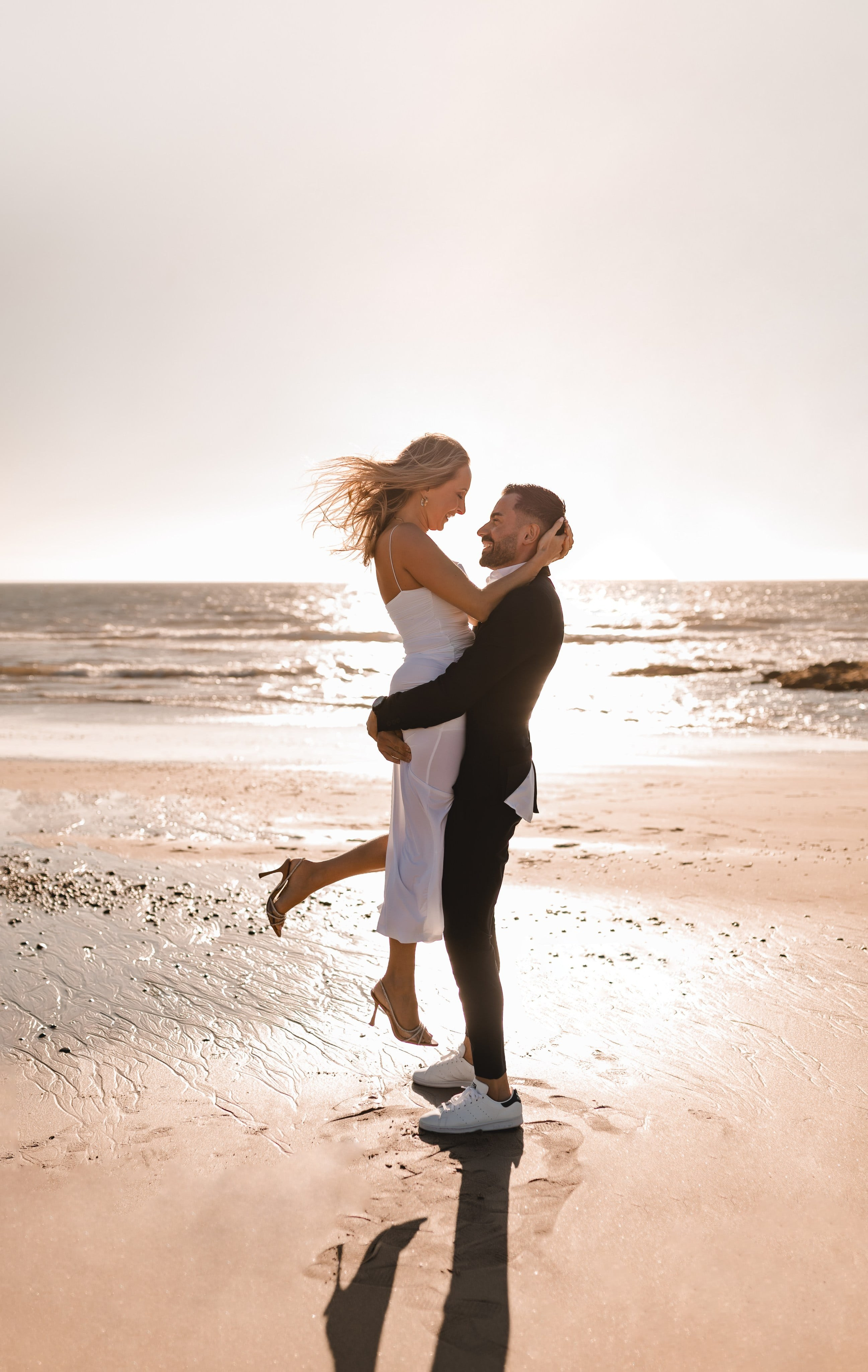 Cena editorial de casamento na praia, repleta de ternura e espontaneidade