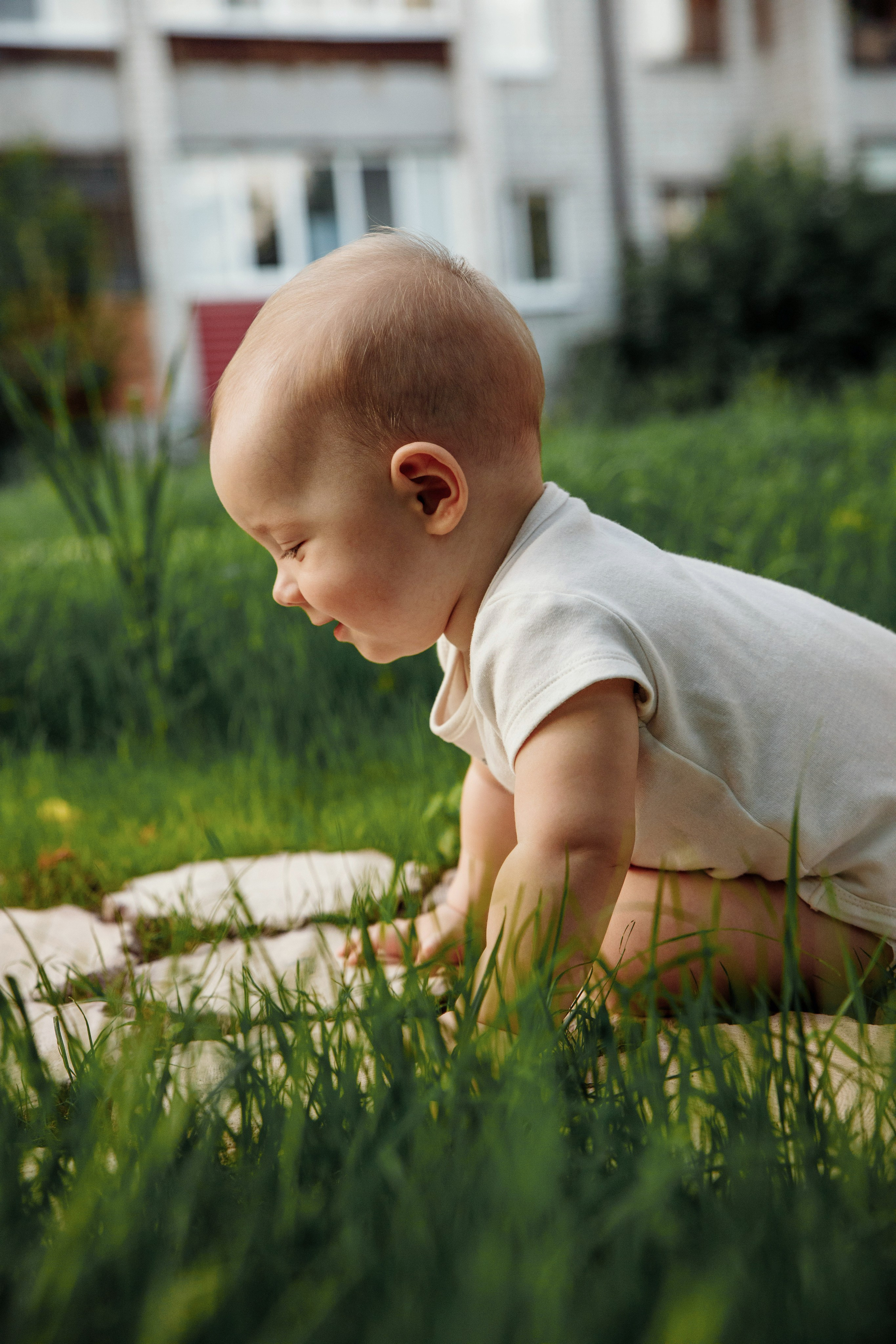 Adorable baby portraits capturing curiosity and first smiles in a natural home setting. Alisa Tant — Family and newborn photographer Bucks County, Montgomery county, Philadelphia, NJ