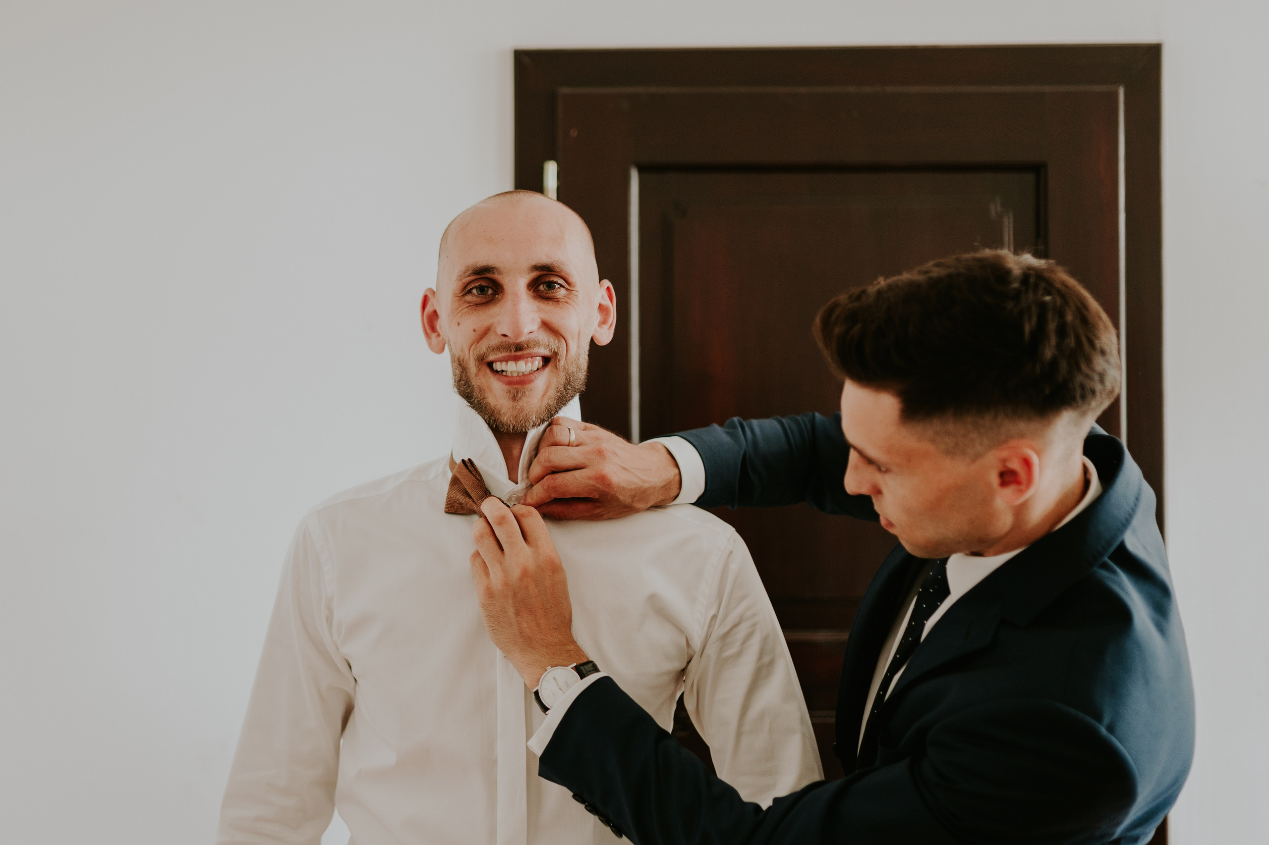 Dwór Wierzbno: plenerowy ślub pod wierzbą. Karkowskafoto - fotografia miłości