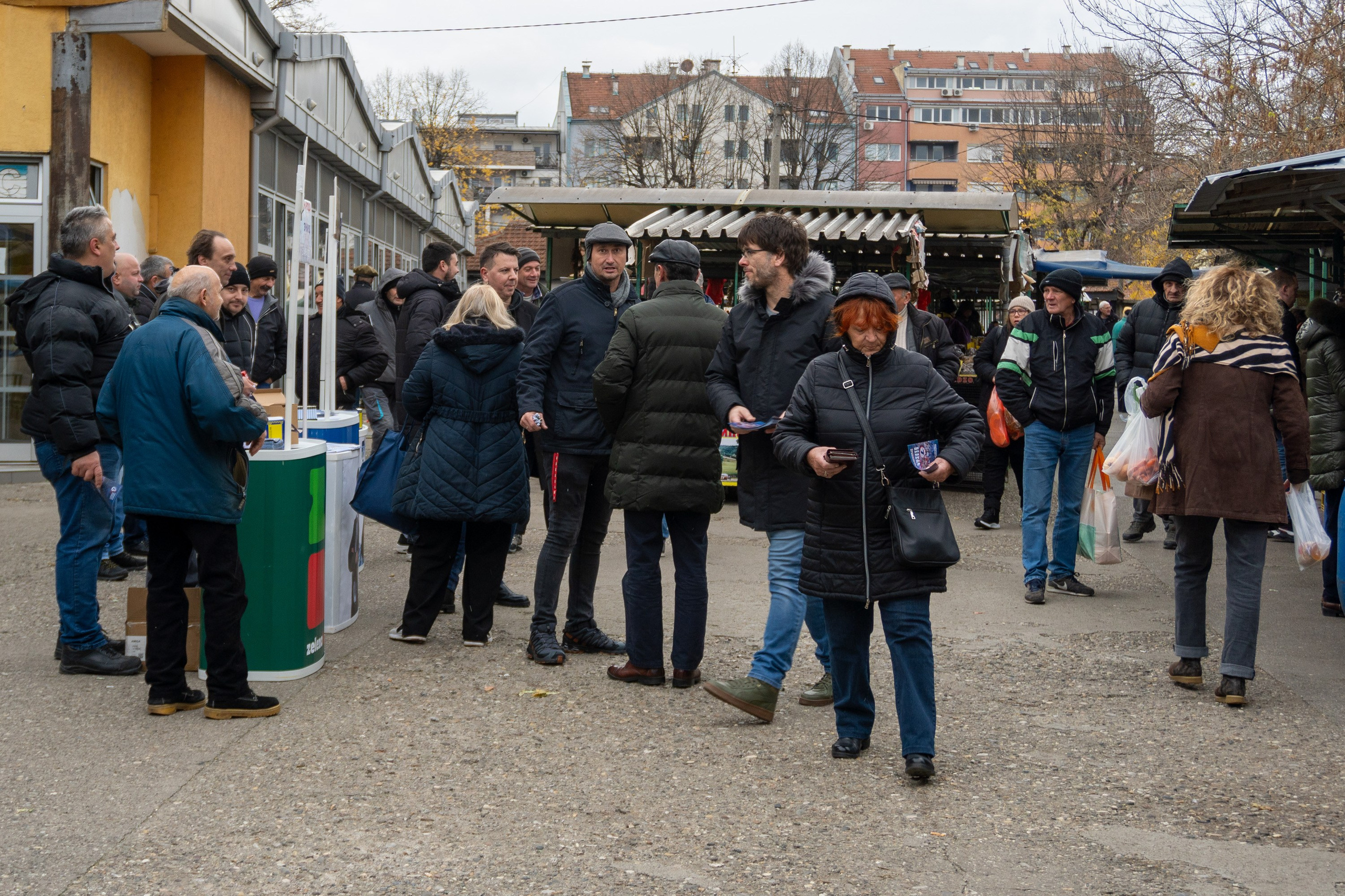 Листа „Србија против насиља” на градској пијаци упознавала грађане са програмом. Lokalni Front VA