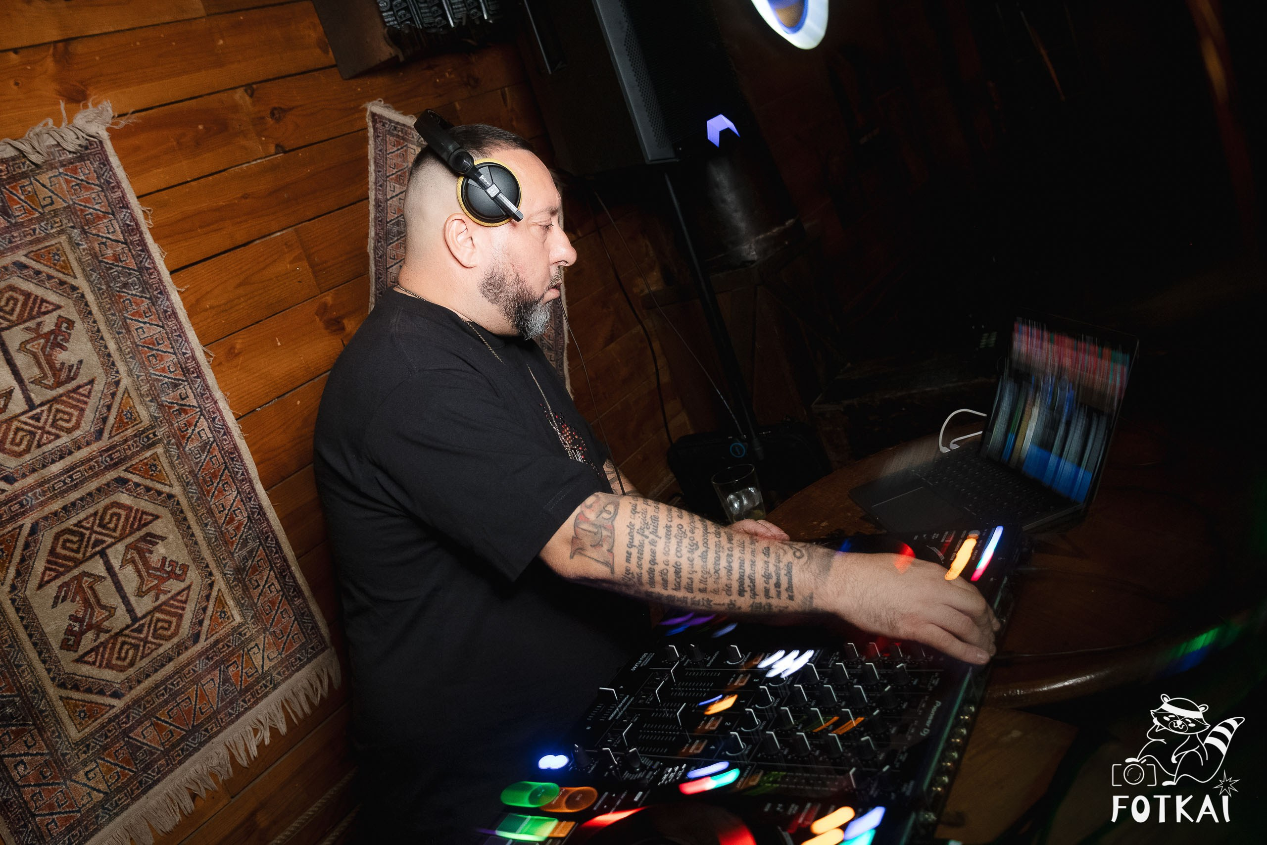 Fiesta Víspera de Festivo en El Paso Rock Bar – Hip Hop Old School | Reportaje fotográfico 08.10.2025 | FOTKAI