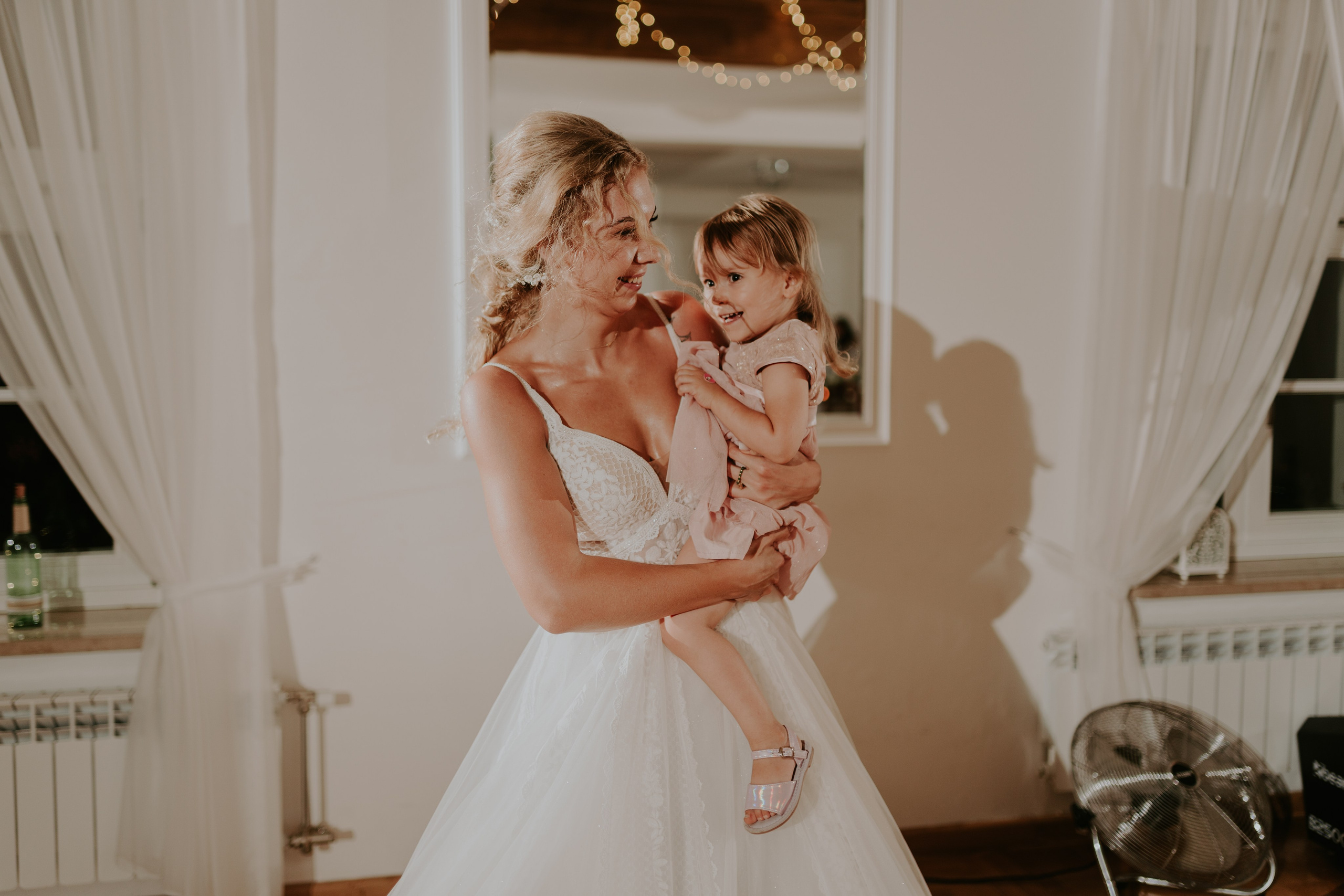 Dwór Wierzbno: plenerowy ślub pod wierzbą. Karkowskafoto - fotografia miłości