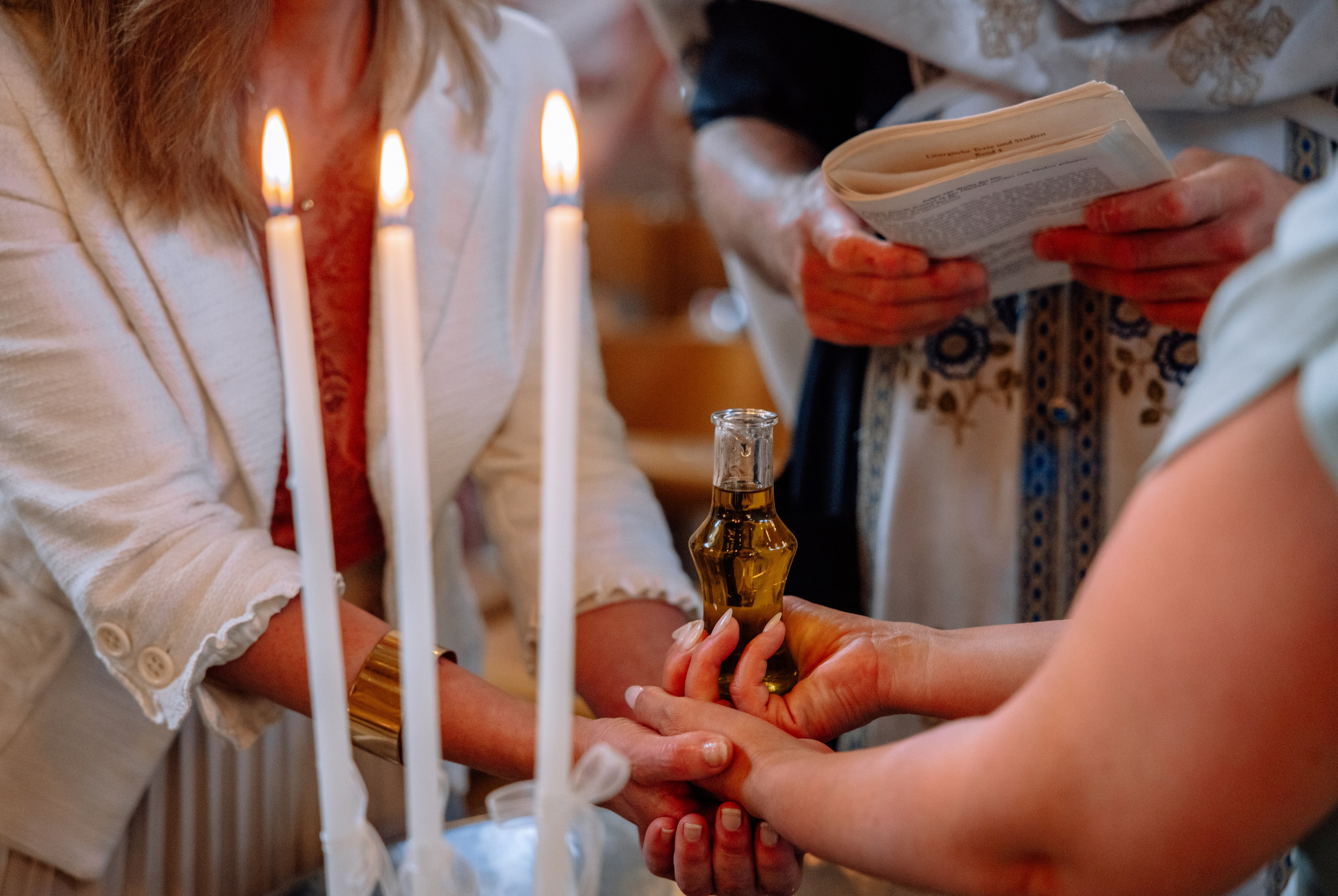 Nahaufnahme des Taufkleids – Vorbereitung vor der Taufe
