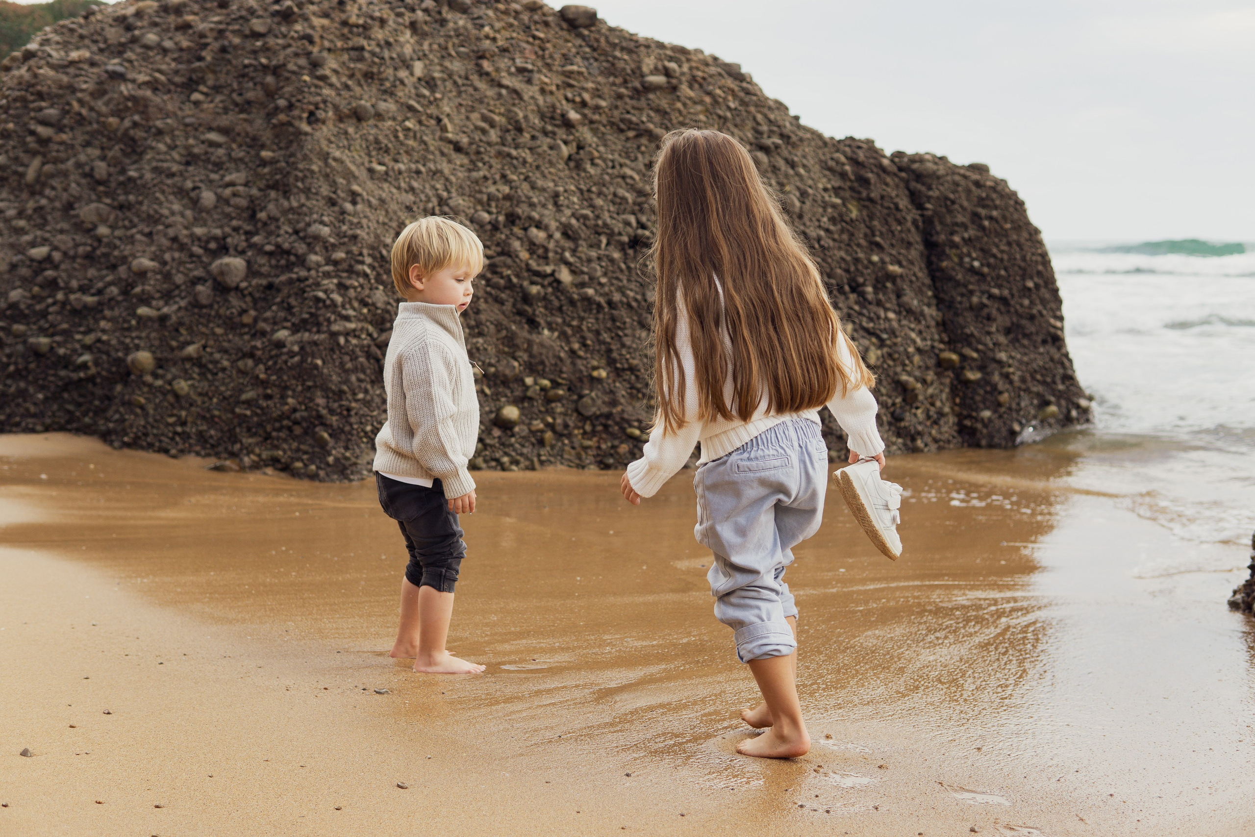Family Beach Photo Session in Gijón, Spain — Mother and Kids at Playa de Ñora