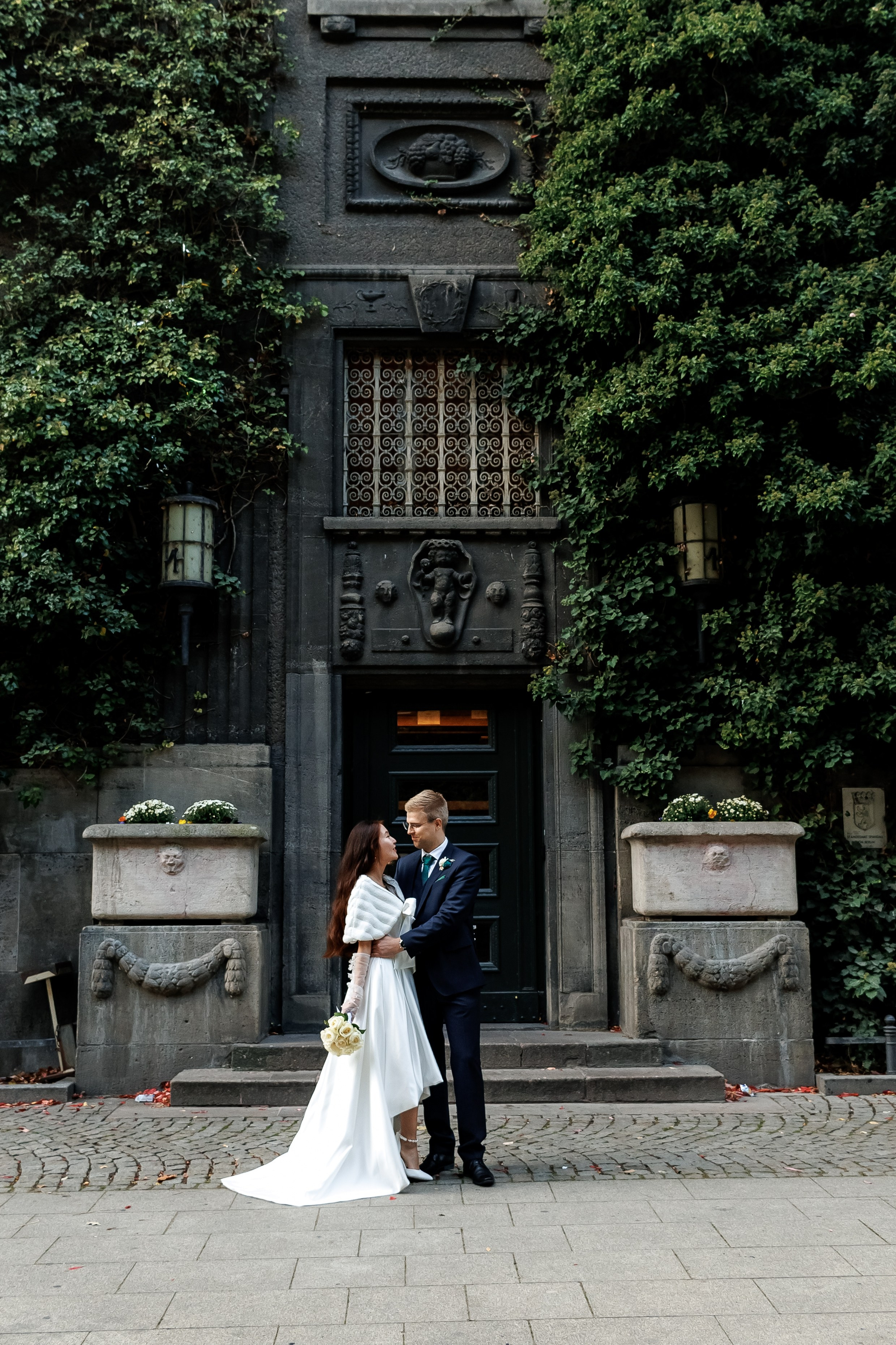 Eine intime Feier vor der großen Hochzeit: Solongo und Victor im Standesamt Spandau. Hochzeitsfotografie in Berlin Nataliia Schütze