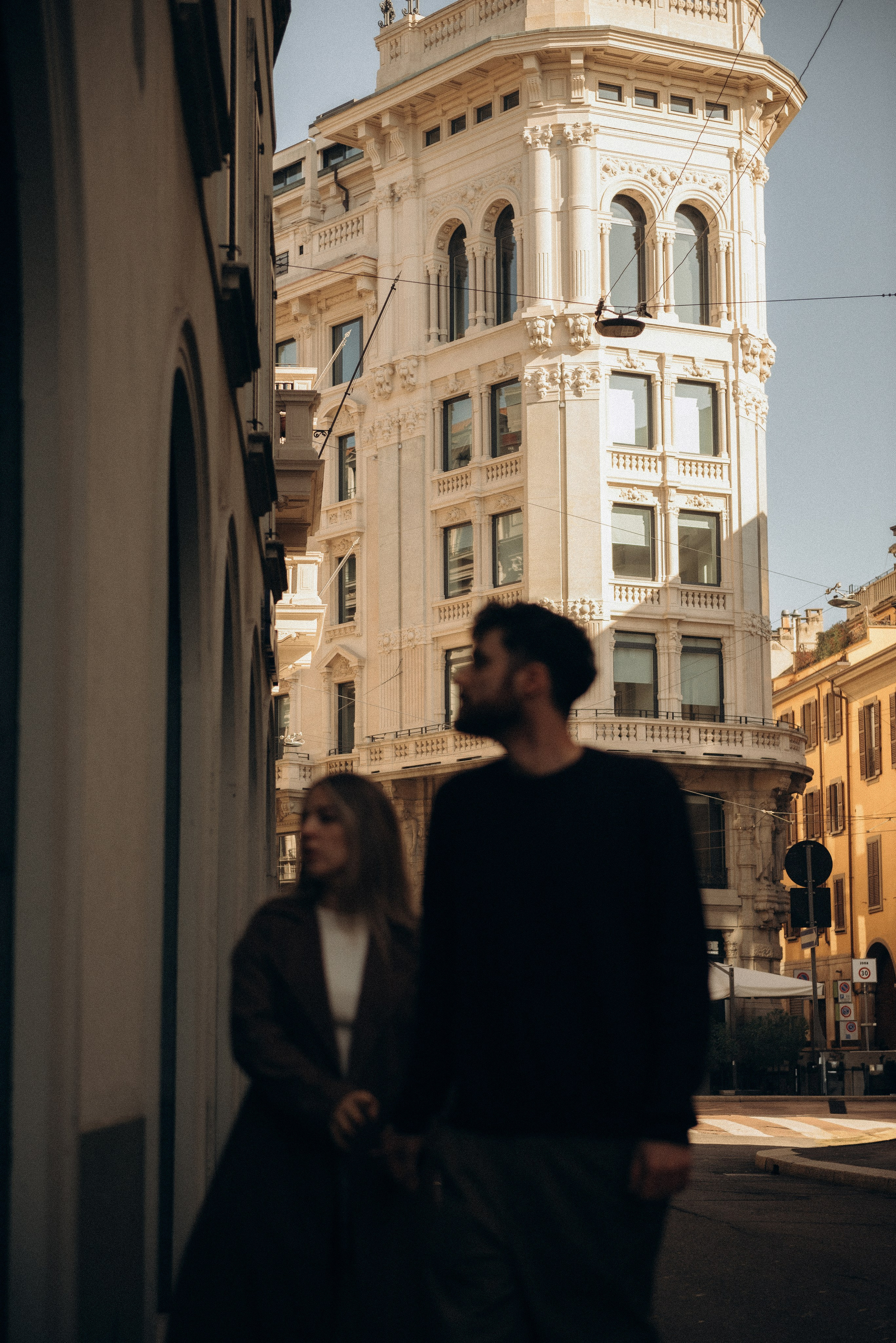 Find the right place for the engagement. Love story in Milan