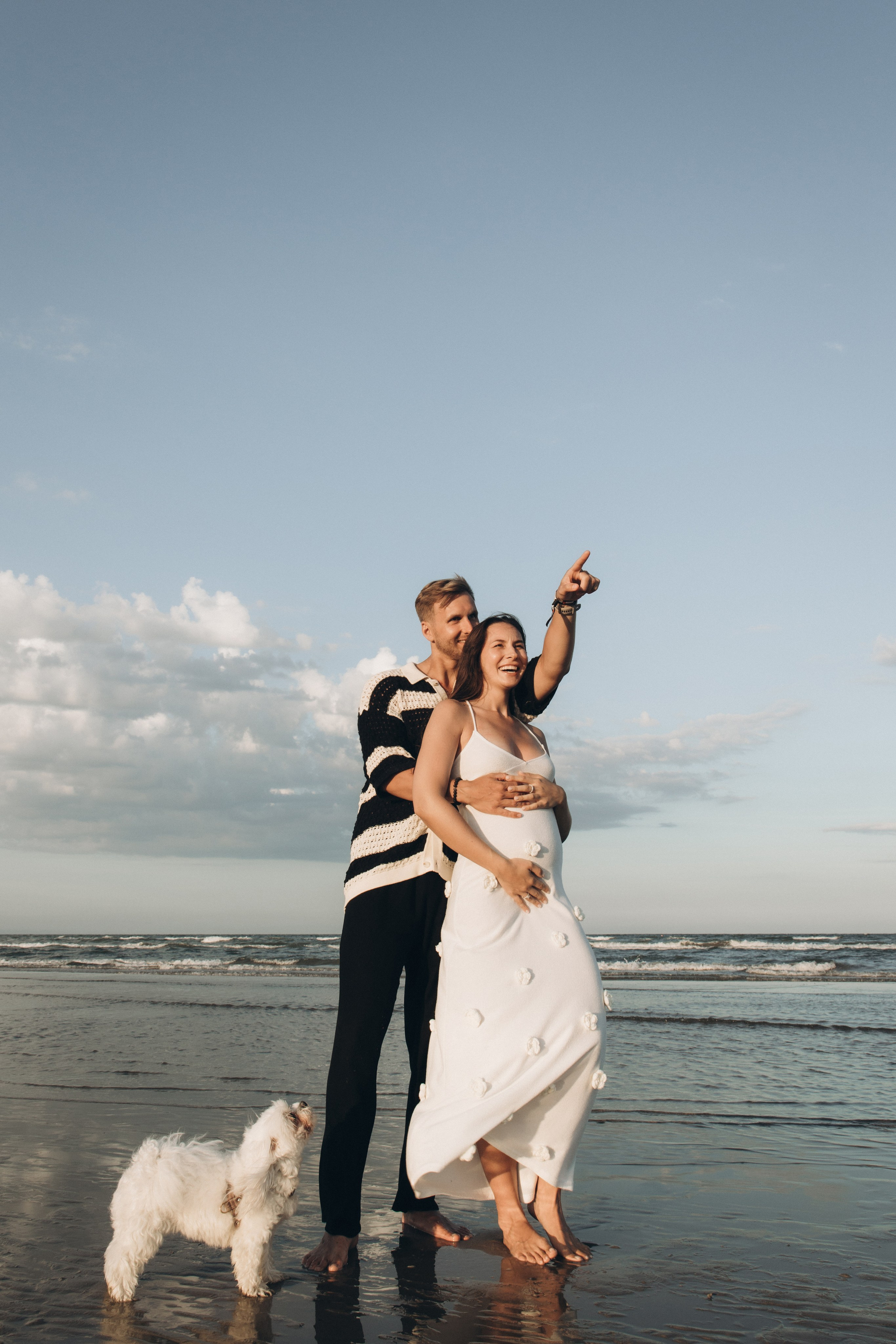 Servizio fotografico di gravidanza per coppia sulla spiaggia a Rimini — futuri genitori