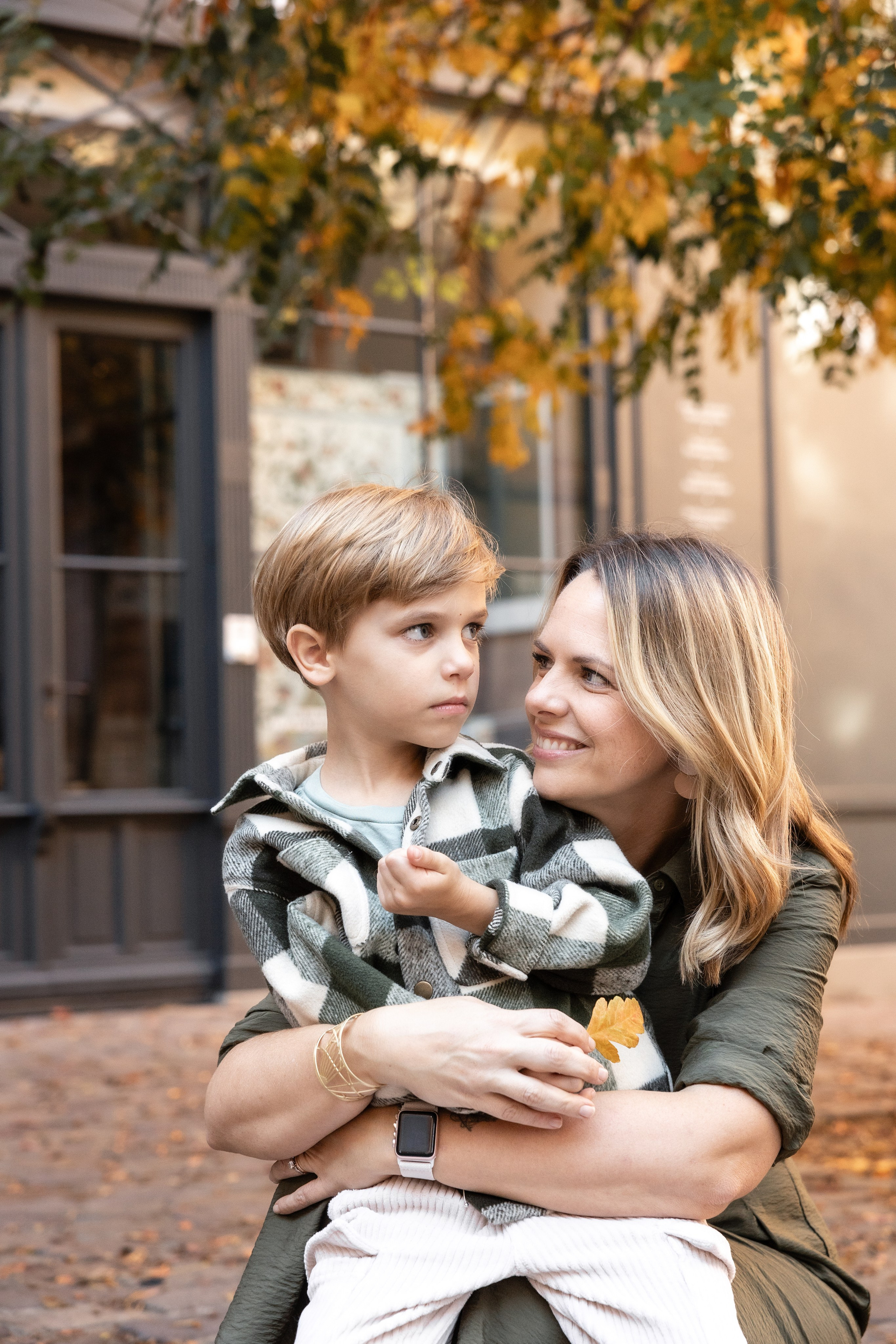 Photographie de famille lifestyle à Toulouse : une séance chaleureuse pour une famille expatriée. Eugénie Smirnova — photographe à Toulouse et dans le sud-ouest de la France