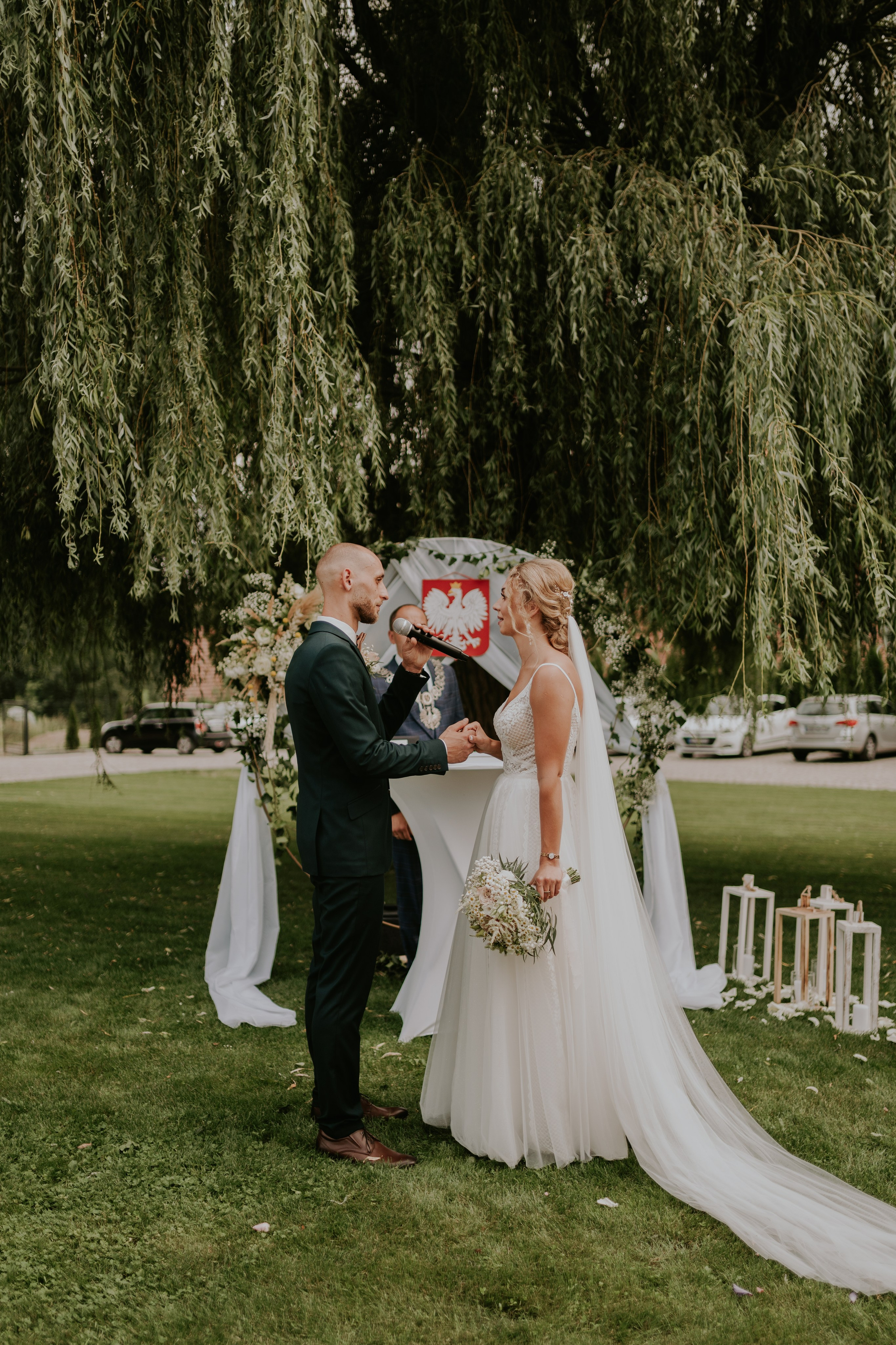 Dwór Wierzbno: plenerowy ślub pod wierzbą. Karkowskafoto - fotografia miłości