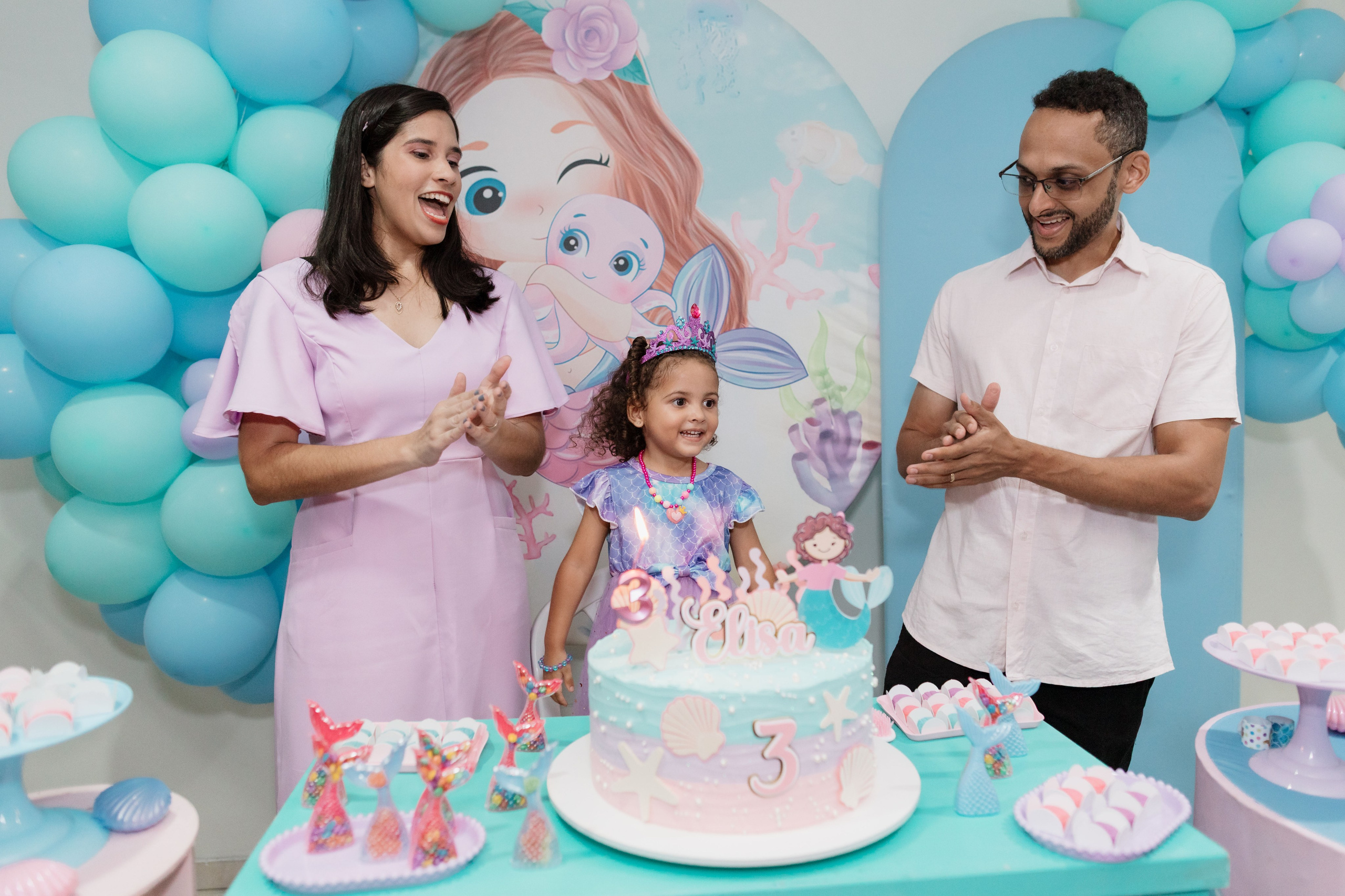 Família cantando parabéns para a Elisa