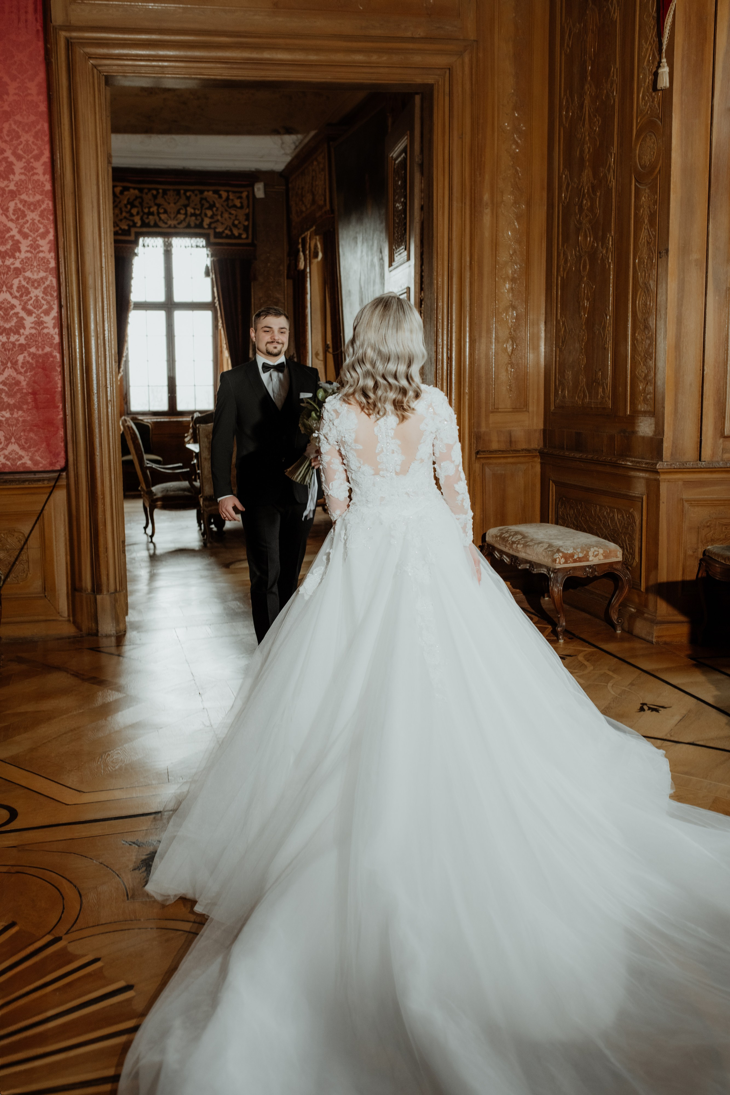 Die romantische Trauungszeremonie im Schloss, mit Kerzen und Blumenarrangements, die eine festliche Atmosphäre schaffen.