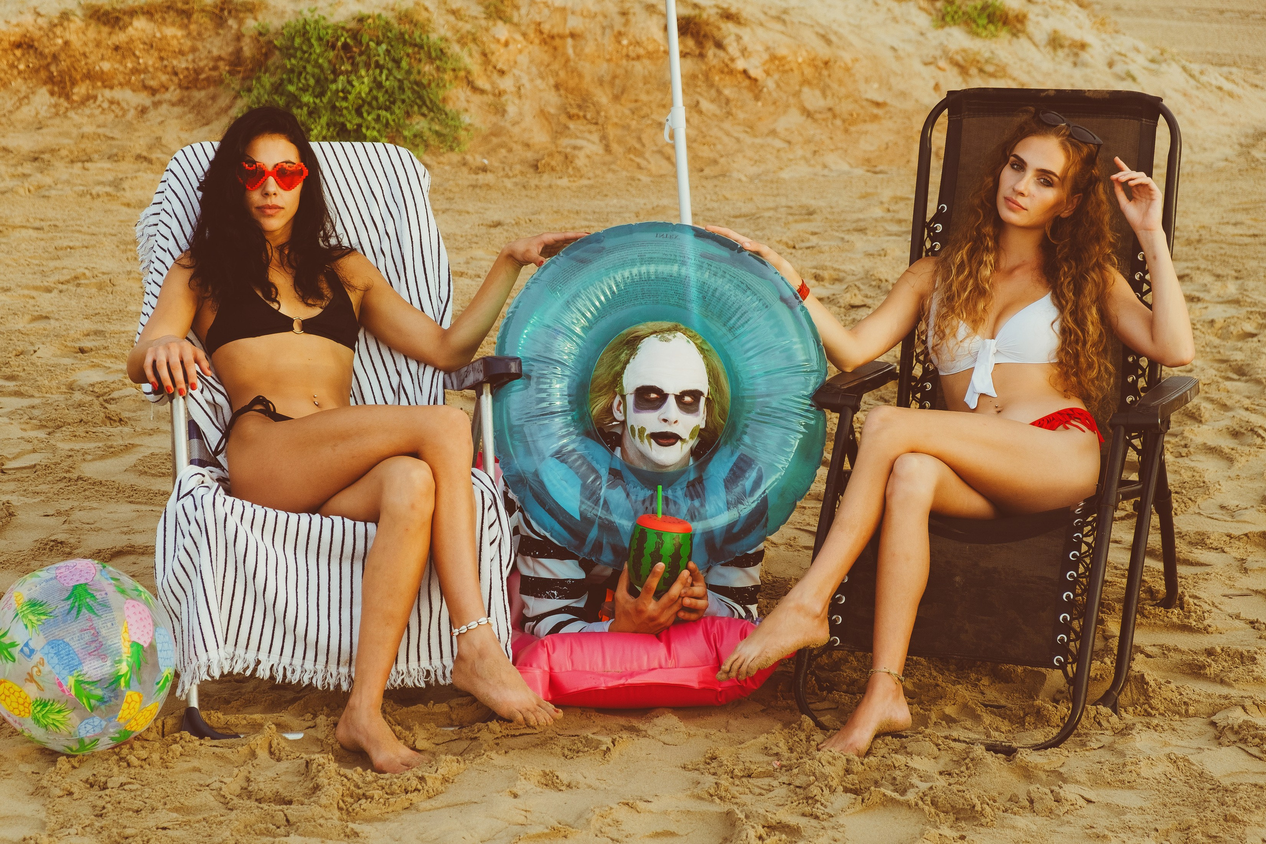 Beetlejuice на море: Экспериментальная фотосессия с цирковыми артистами — Фотограф Андрей Луковников