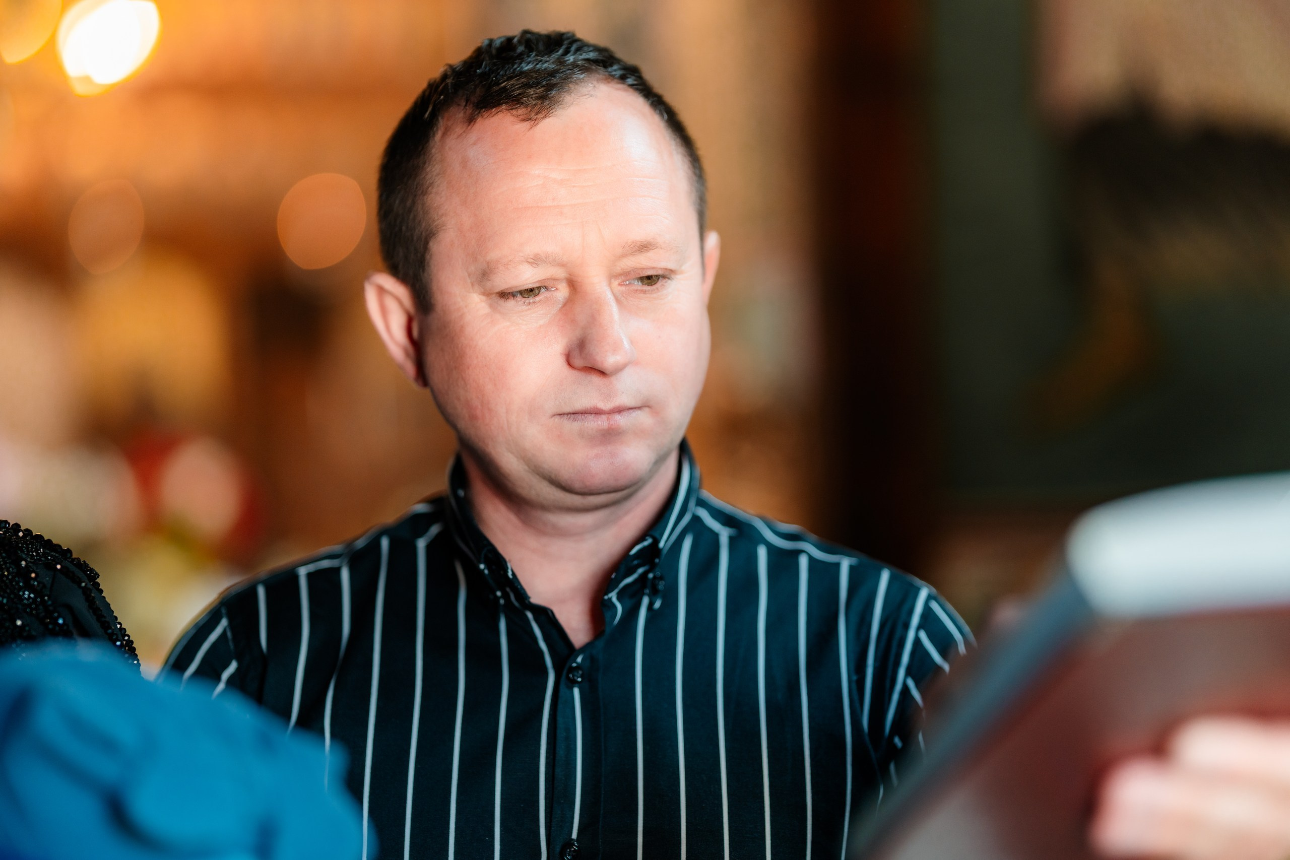 - Preotul ținându-l pe micuțul Mathias Gabriel la botez, în biserica Înălțarea Domnului, Copălău  - Detalii de la botezul lui Mathias – lumânare, trusou și icoană  - Familia lui Mathias Gabriel alături de micuț, în ziua botezului  - Portret emoționant cu mama și bebelușul în brațe, în biserică,fotograf profesionist evenimente Botoșani, Iași, Suceava, Fălticeni, Bacău, Pașcani, Roman - AlinoFotoStudio by Alin Chirilă - servicii foto nuntă, botez, cununie, ședințe foto creative, albume personalizate, fotografii emoționante și calitative pentru cele mai importante momente din viață,fotograf nuntă Botoșani Alin Chirilă,  ședință foto botez Iași - AlinoFotoStudio,  servicii fotograf profesionist evenimente Suceava,  fotograf cununie civilă Fălticeni - Alin Chirilă,  album foto nuntă personalizat Bacău.“Bebeluș botezat în biserică, ținut în brațe de nași”	•	“Detaliu cu lumânarea de botez decorată cu flori albe”	•	“Părinți emoționați alături de copilul lor la ceremonia de botez”	•	“Masa festivă de botez cu decor tematic și tort personalizat”	•	“Momentul în care preotul toarnă apă sfințită pe fruntea bebelușului”	“Bebeluș în rochie albă de botez, zâmbind în brațele mamei”	•	“Detaliu cu cruciulița de botez așezată pe o pernă de satin”	•	“Părinți și nași aprinzând lumânările în timpul ceremoniei de botez”	•	“Tort de botez decorat cu figurine tematice și numele copilului”	•	“Copil botezat dormind liniștit în pătuțul decorat festiv”	•	“Momentul în care preotul binecuvântează copilul în fața altarului”	•	“Invitați adunându-se în jurul mesei festive la petrecerea de botez”	•	“Bebeluș ținând în mână o jucărie personalizată primită la botez”	•	“Familie fericită pozând împreună după ceremonia de botez”	•	“Decor tematic cu baloane și flori la locația petrecerii de botez” fotograf Botoșani fotograf evenimente fotograf botez Alin Chirila fotograf alinofotostudio.fotograf botez Amelis Maria, fotografie botez Botoșani, fotograf Alin Chirilă, amintiri botez, fotografii botez, botez Amelis Maria, fotograf copii, fotografie botez în Botoșani,