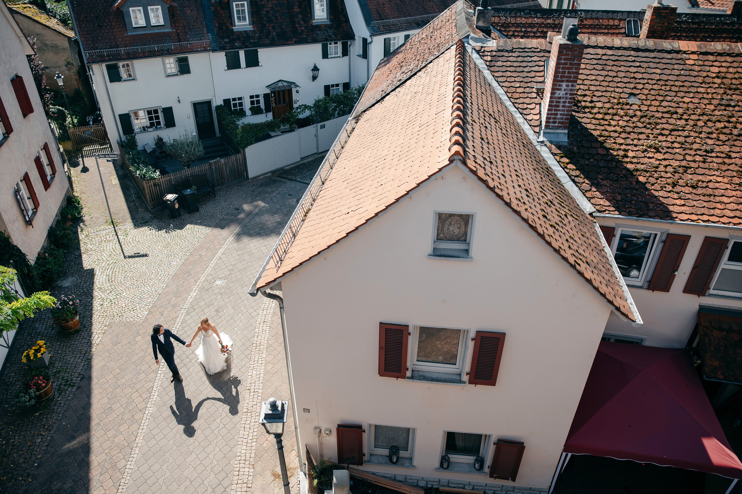 Brautpaar bei einem Spaziergang durch die Altstadt von Bad Homburg