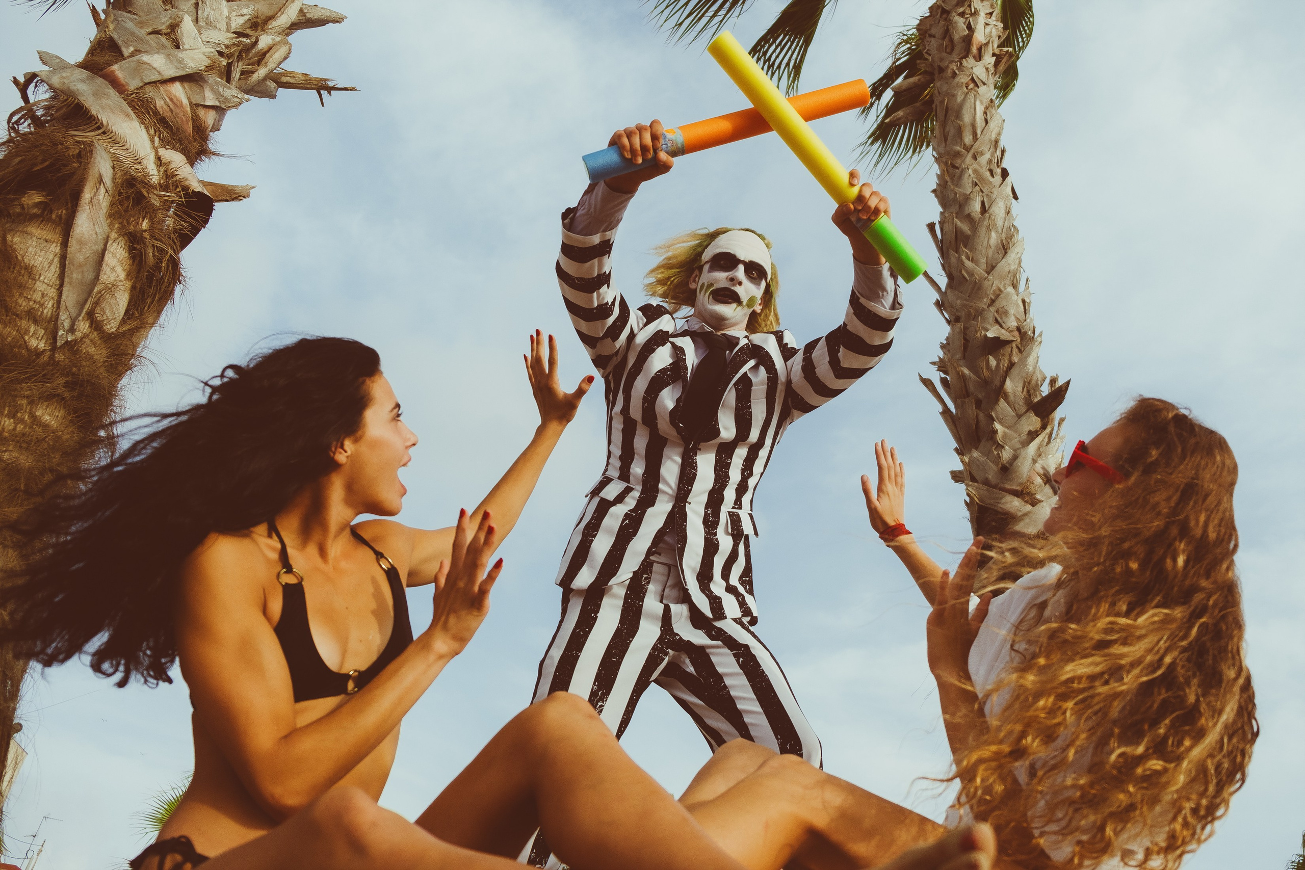 Beetlejuice на море: Экспериментальная фотосессия с цирковыми артистами — Фотограф Андрей Луковников
