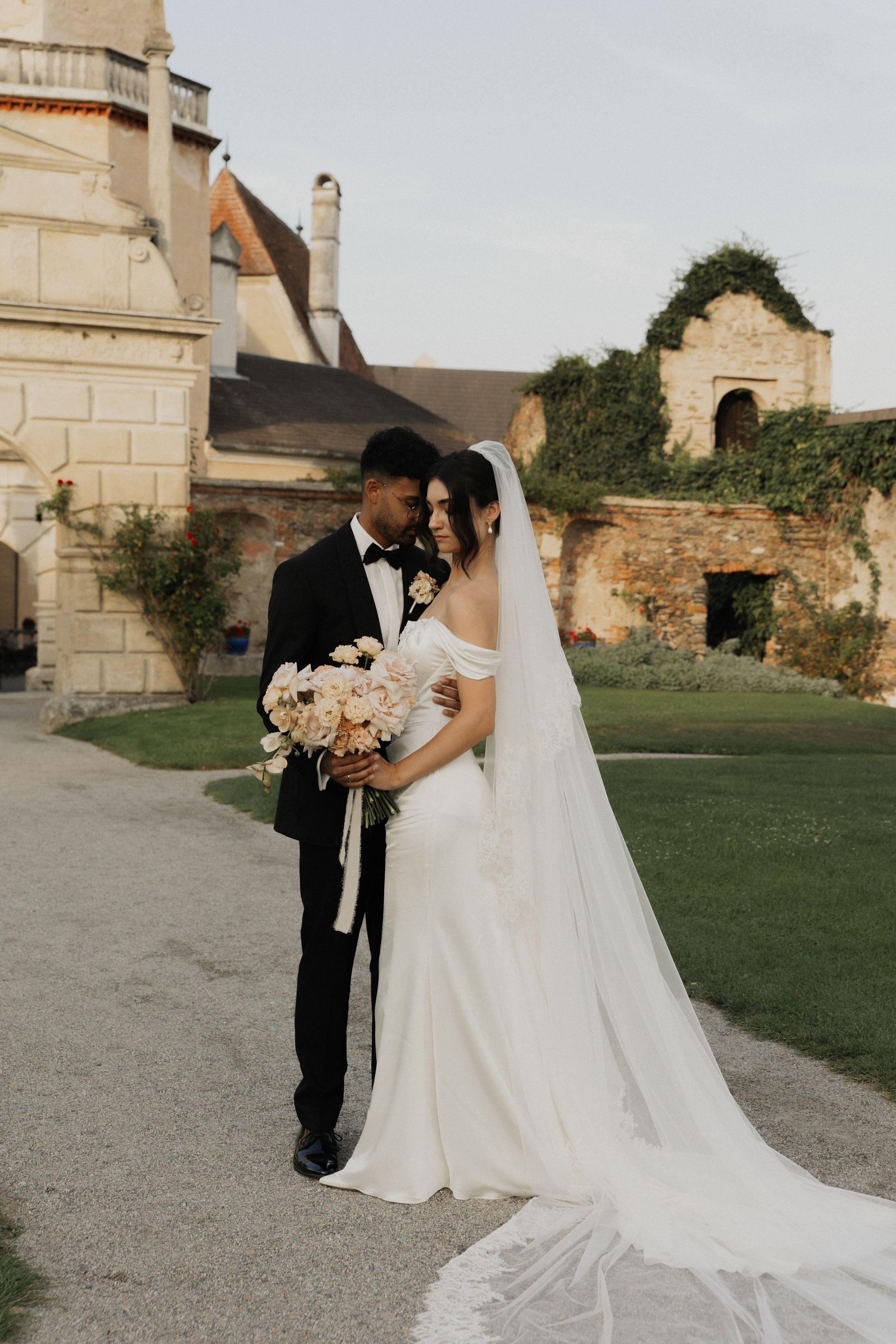 Elegant Castle Wedding in Austria | Alwin & Ruth’s Fairytale Celebration. Wedding photographer and videographer based in Timisoara, Romania