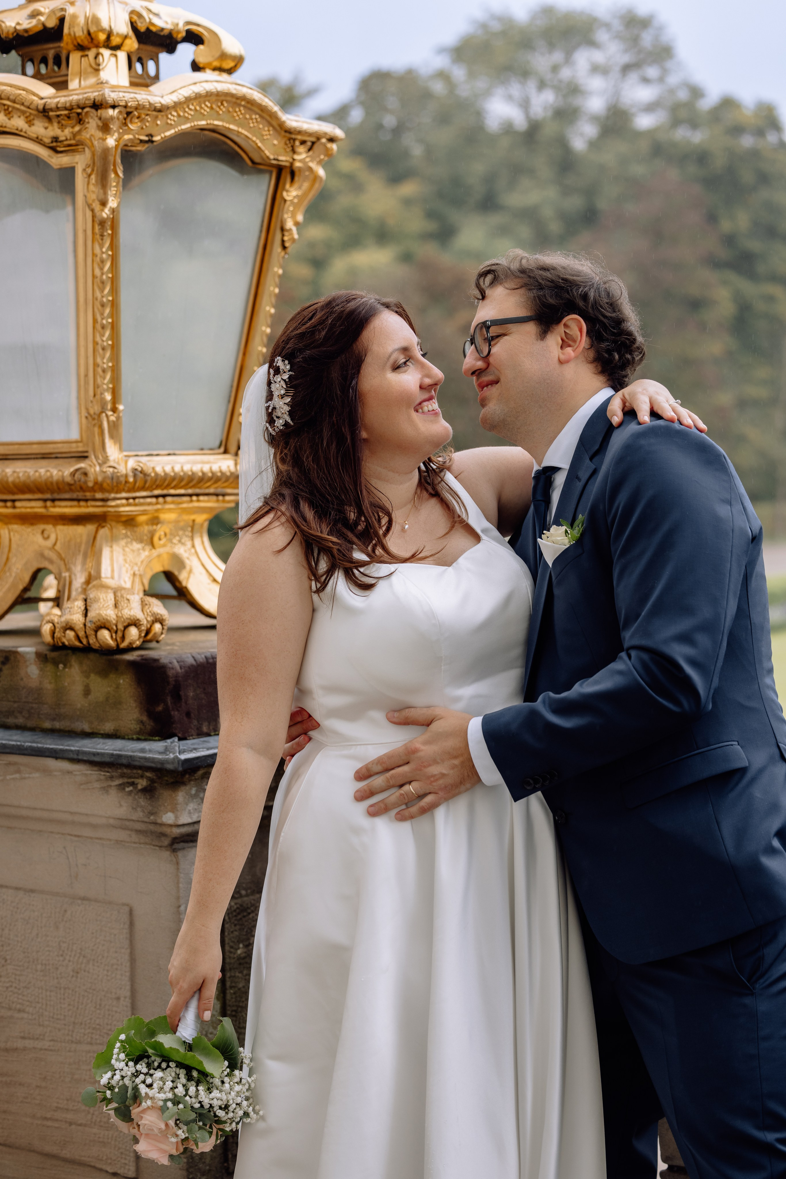 Paar umarmt sich auf Hochzeitsfotos