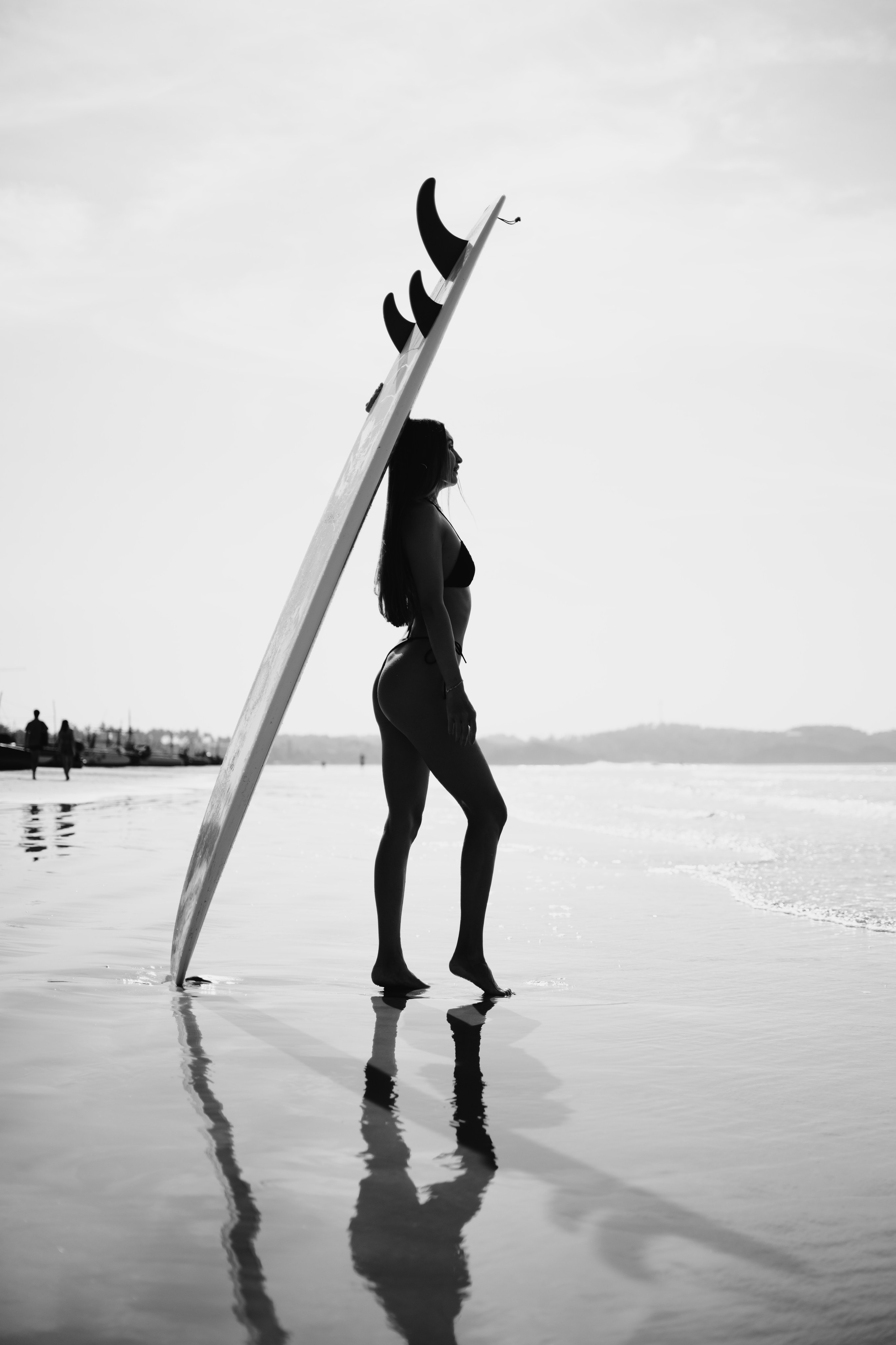Photoshoot with a surfboard | BW