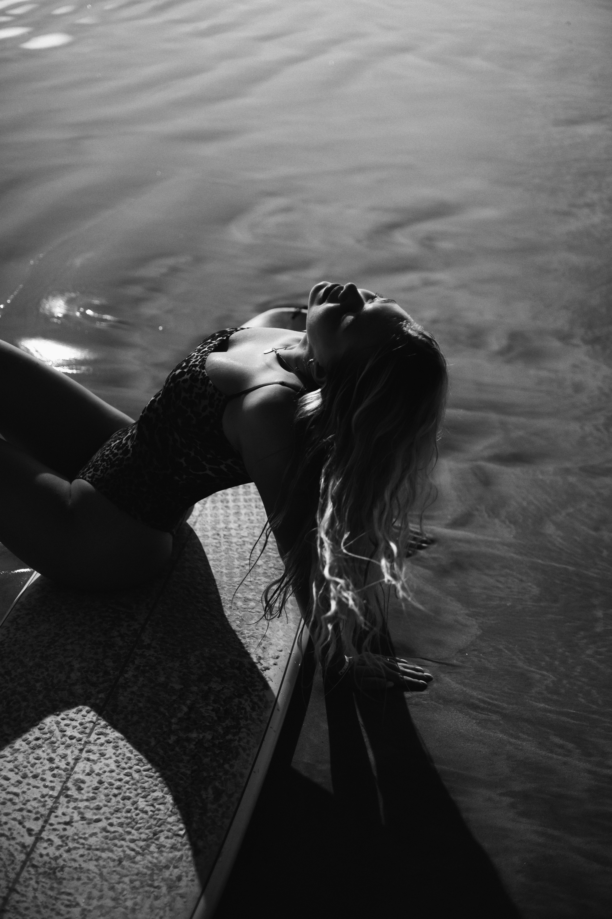 Photoshoot with a surfboard | BW