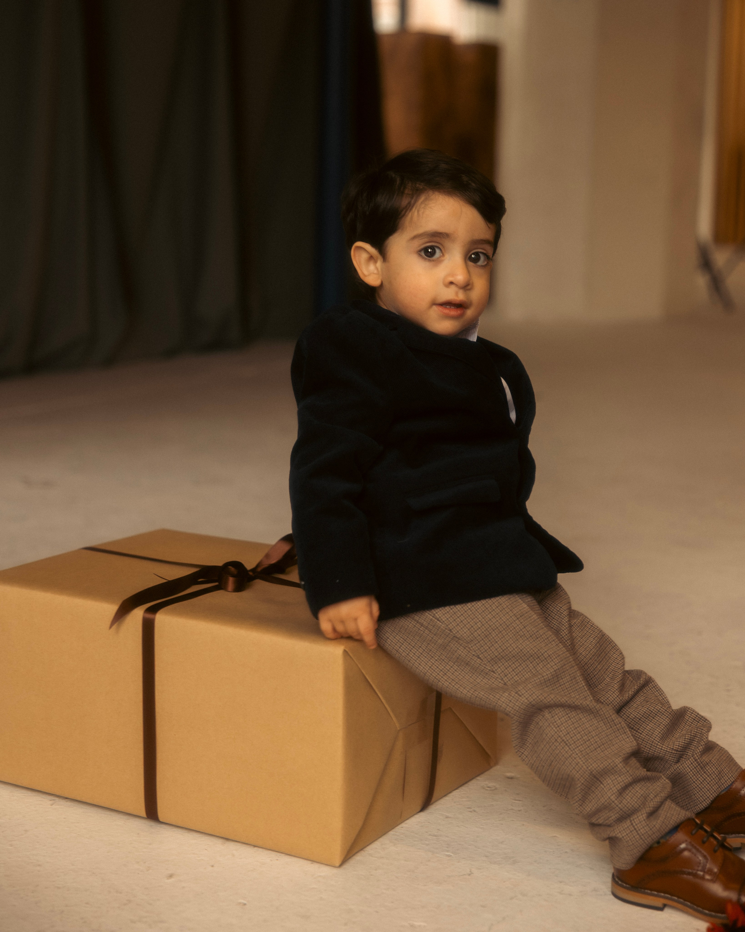 Family laughing together during festive holiday mini shoot