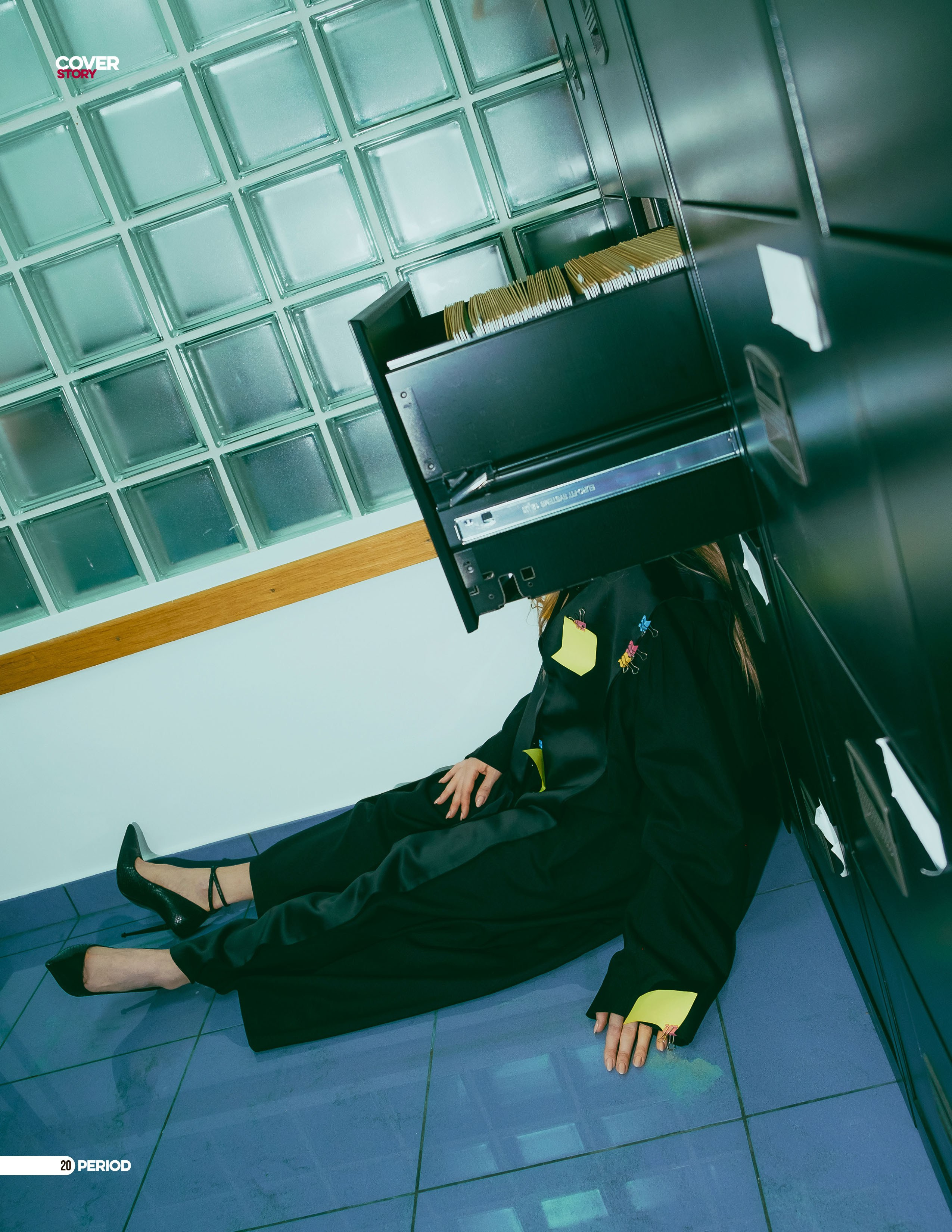 Креативная фотосессия адвоката в офисе в Аликанте, Торревьеха