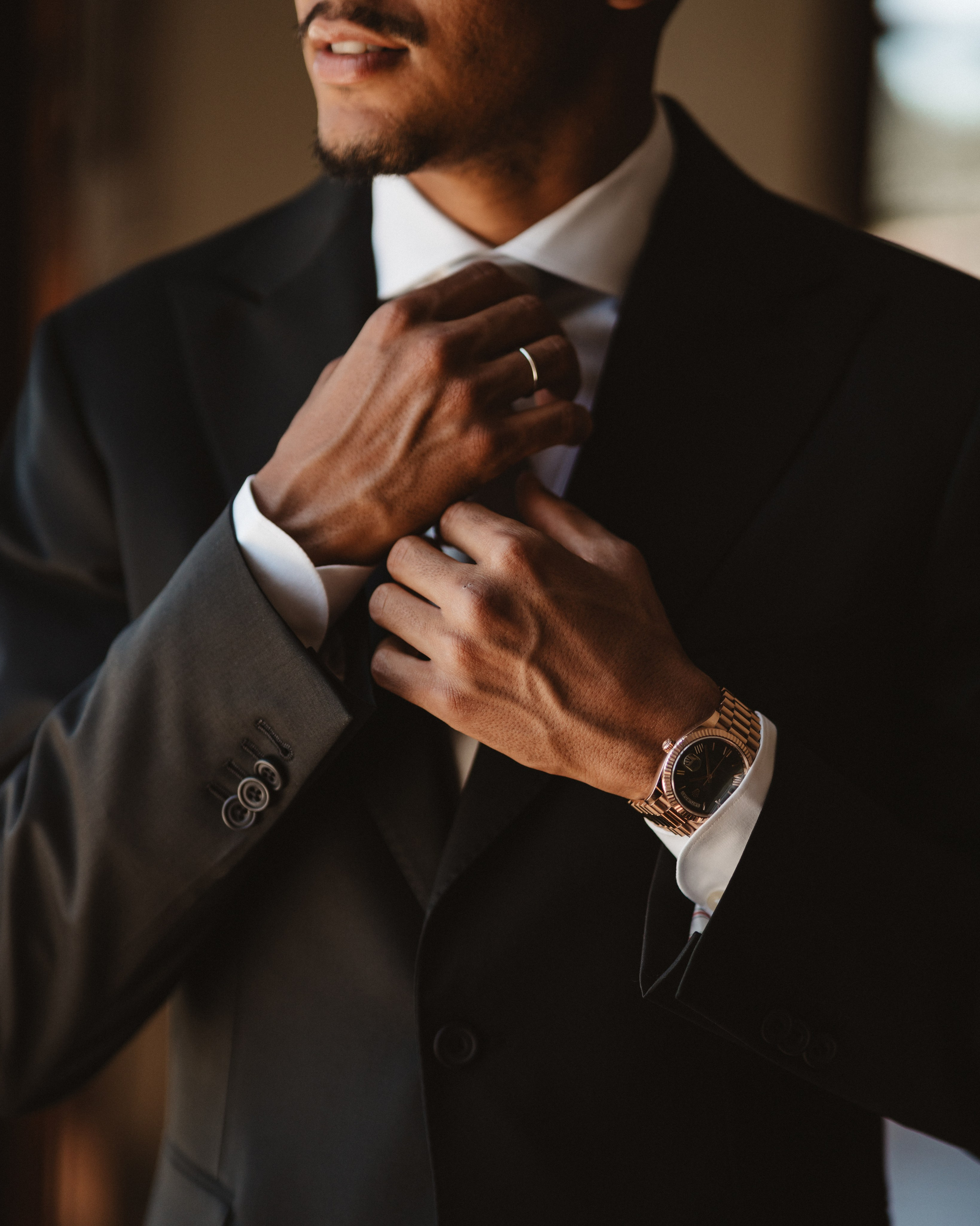 Noivo elegante a ajustar o fato, estilo de casamento refinado e intemporal